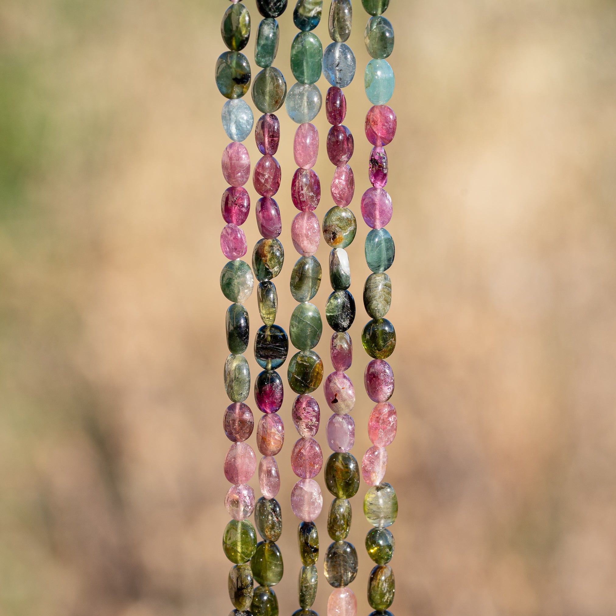 Rangs de 32 cm de perles ovales lisses de Tourmaline multicolore de env 5,5/7,5 mm