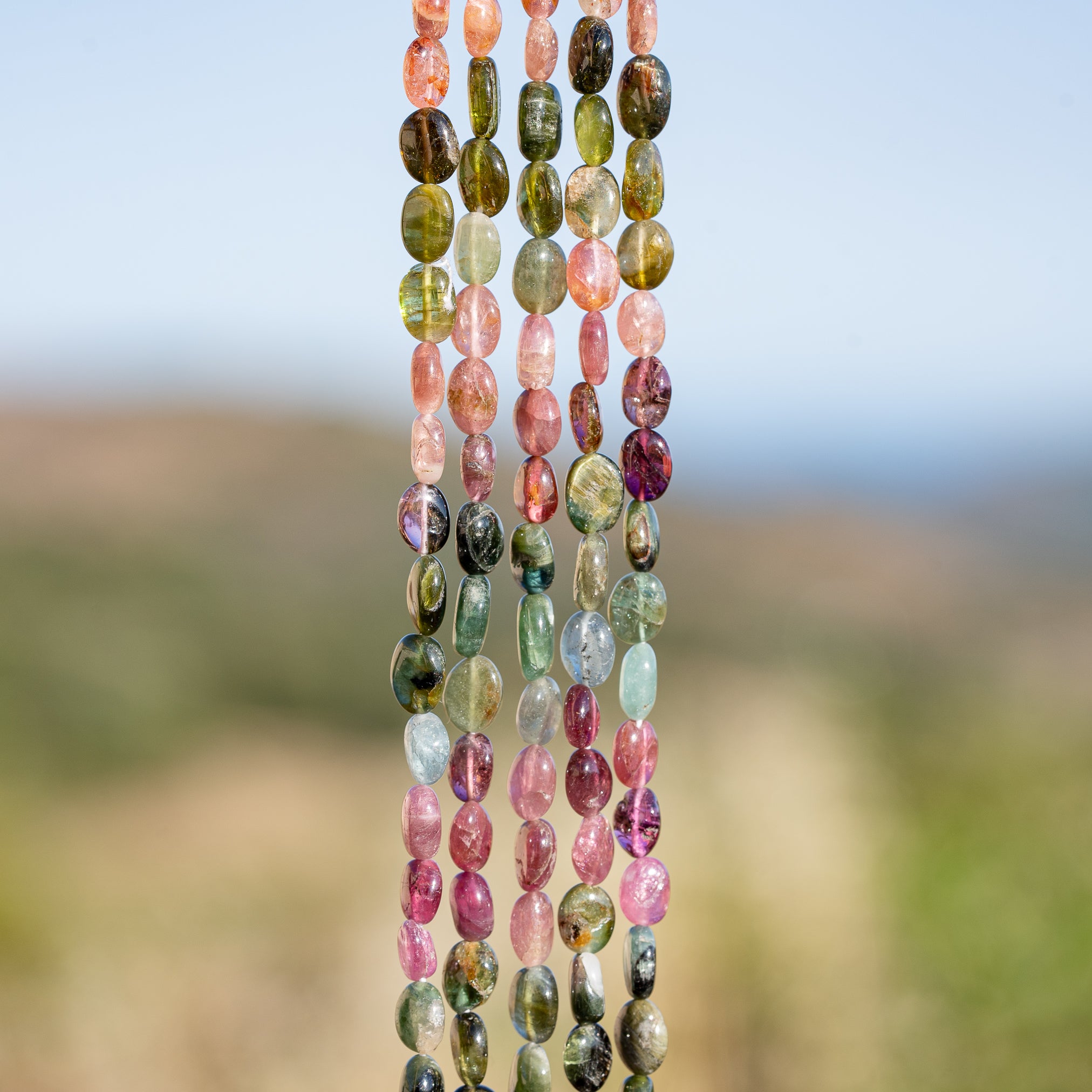 Rangs de 32 cm de perles ovales lisses de Tourmaline multicolore de env 5,5/7,5 mm