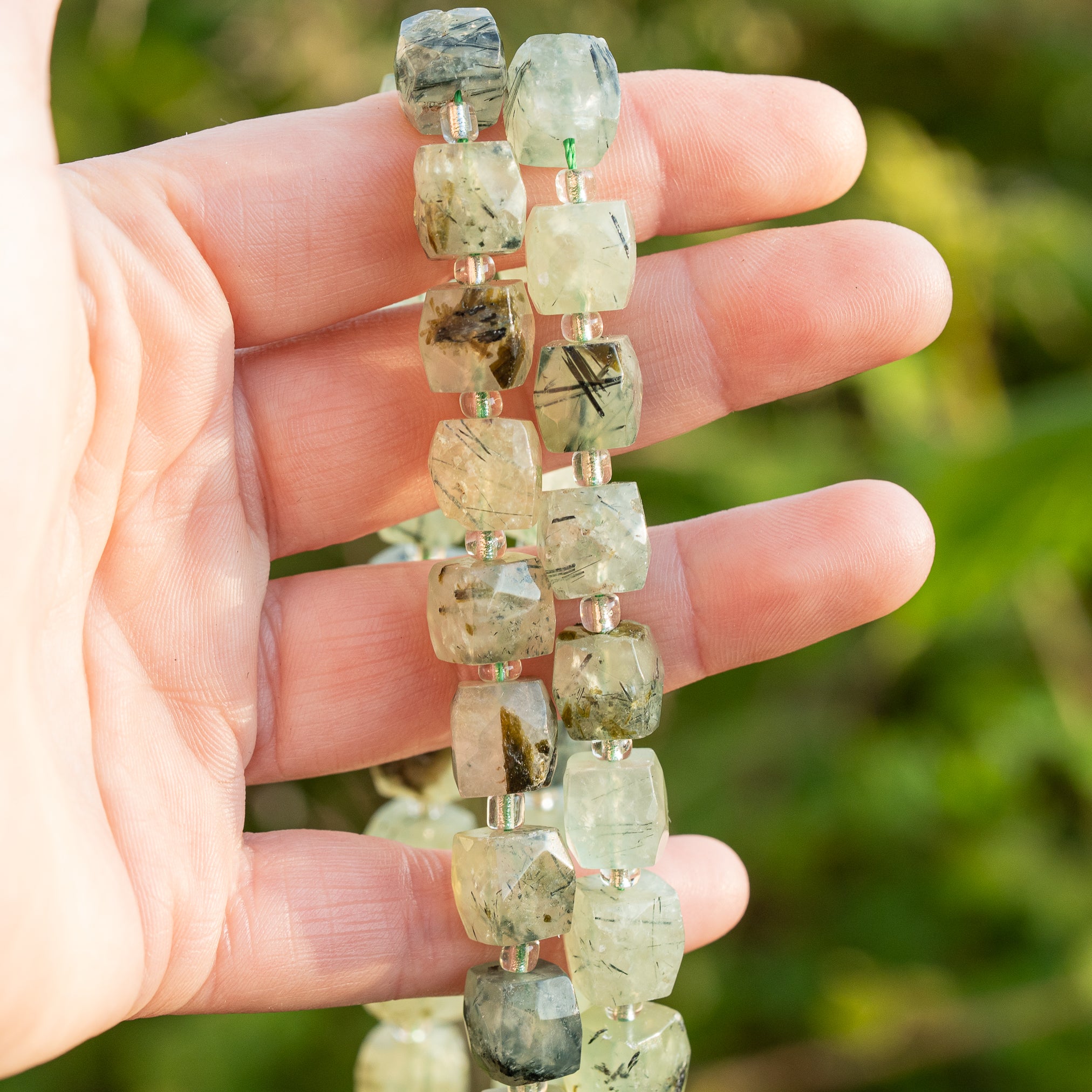 Perles cubes facettes de Préhnite verte de 10/11 mm ( lot de 2 perles )