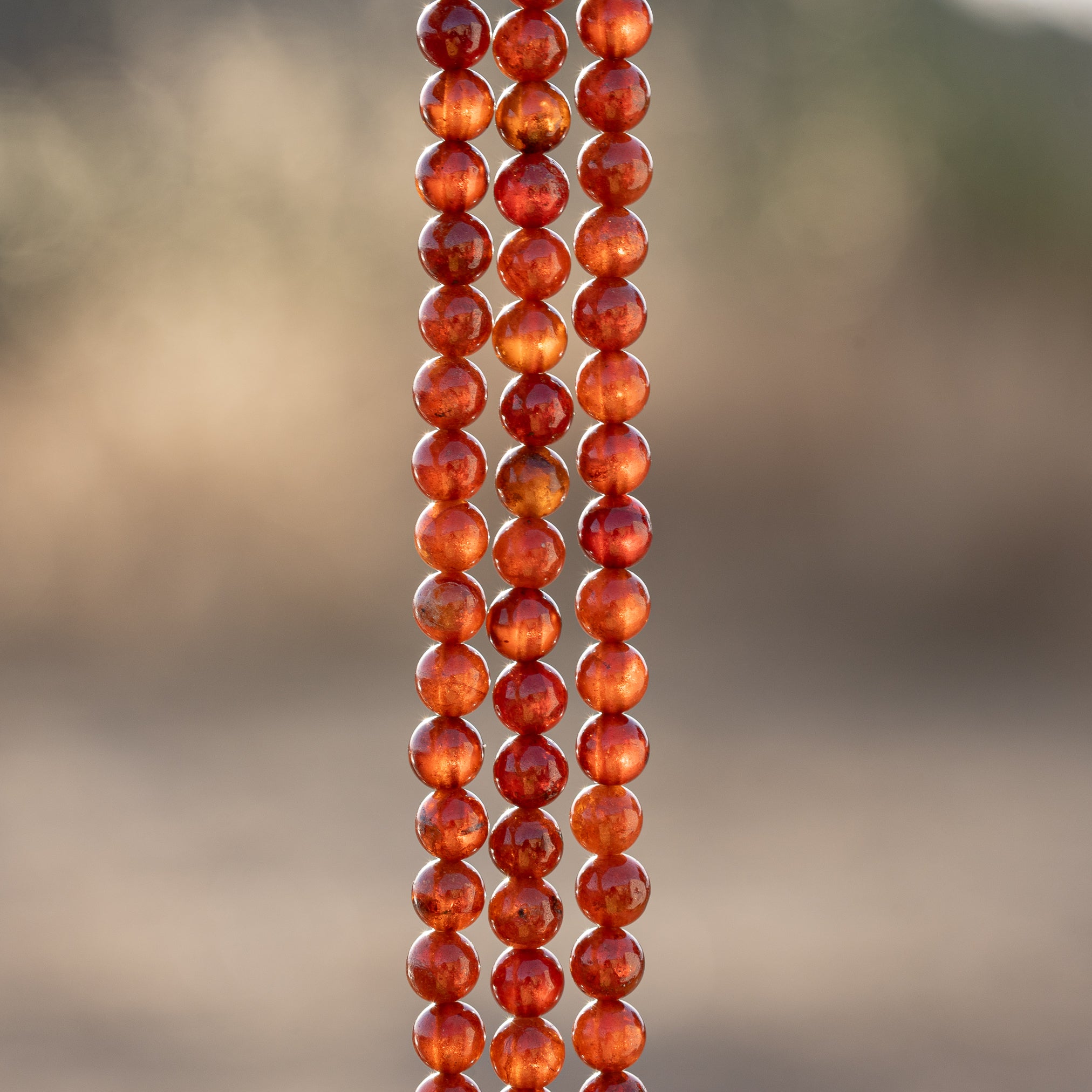 Perles rondes lisses de Grenat orange de 5,8 mm ( 1/2 rang de env 34 perles )