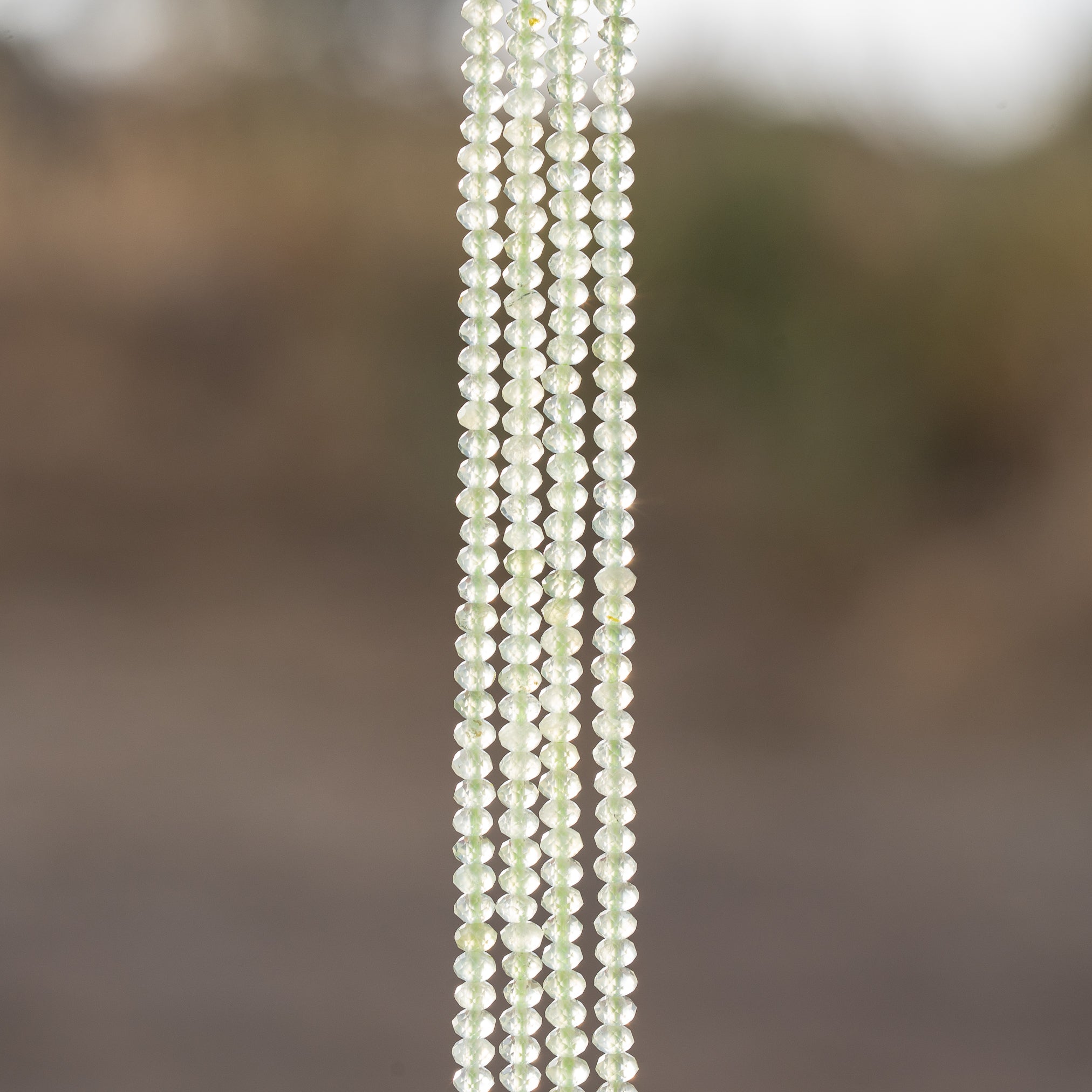 Perles rondelles facettes de Préhnite verte de 3,3 x 2,2 mm ( rang de env 164 perles )