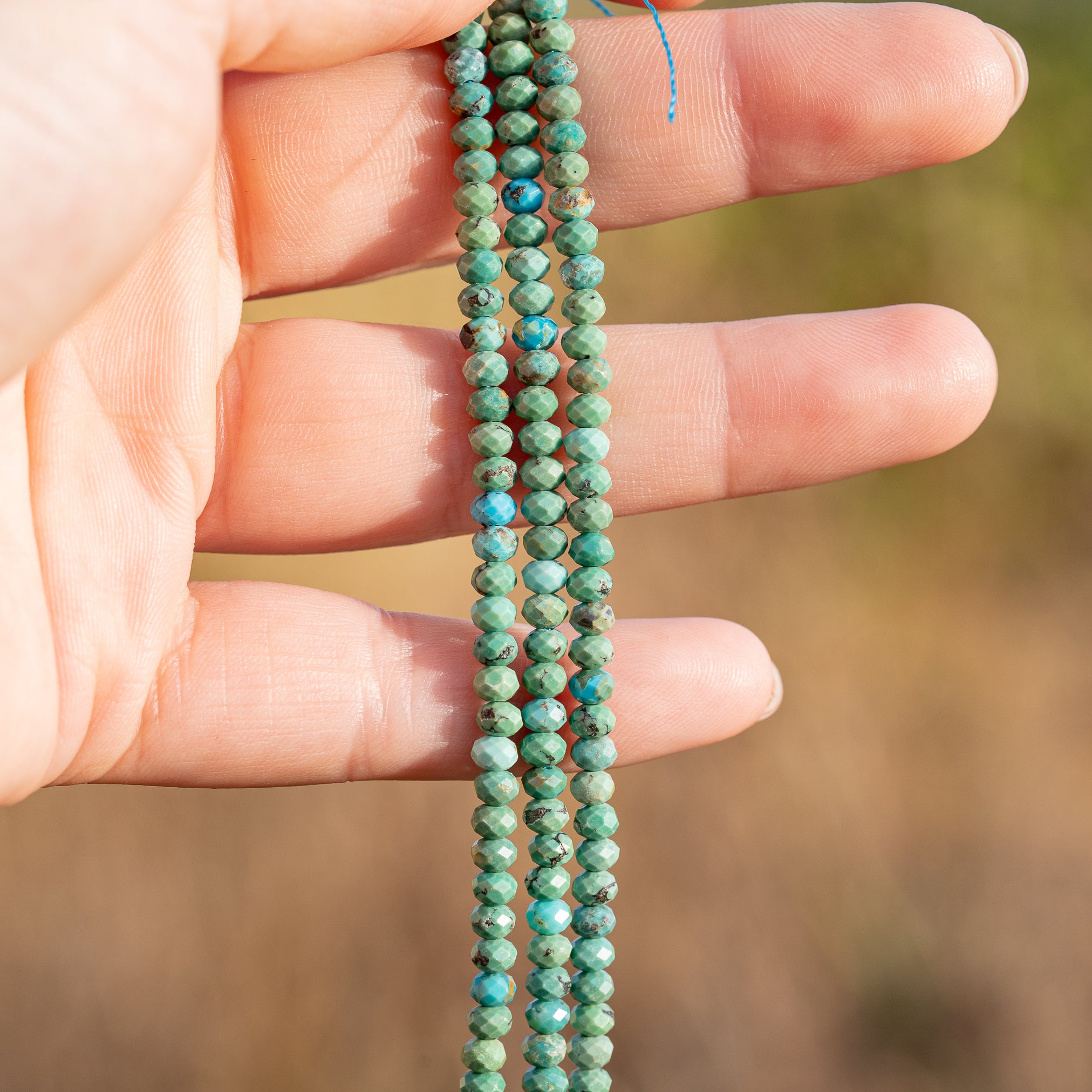 Perles rondelles facettes de Turquoise de Hubei de 4 x 3 mm ( 1/2 rang de env 66 perles )