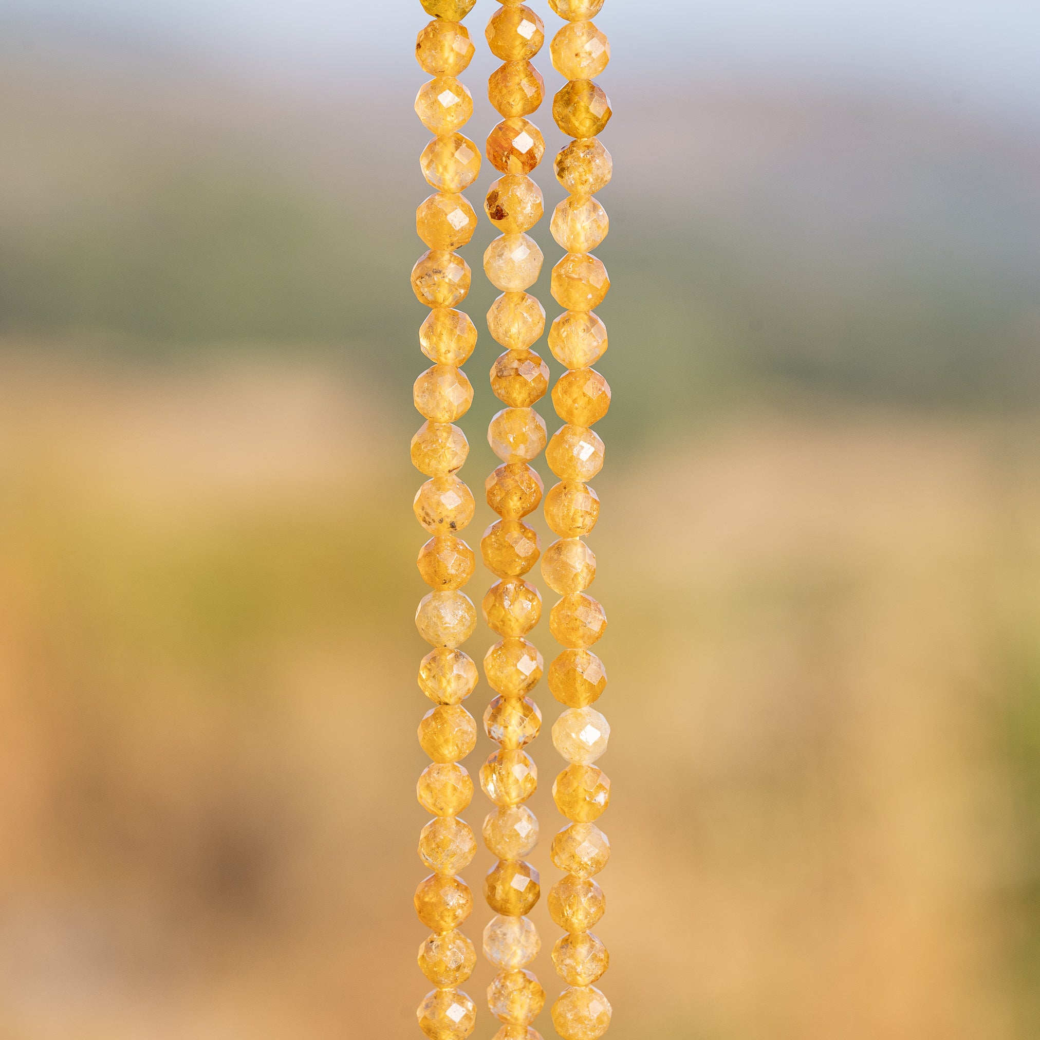 Perles rondes facettes de Tourmaline jaune de 5 mm ( 1/2 rang de env 40 perles )