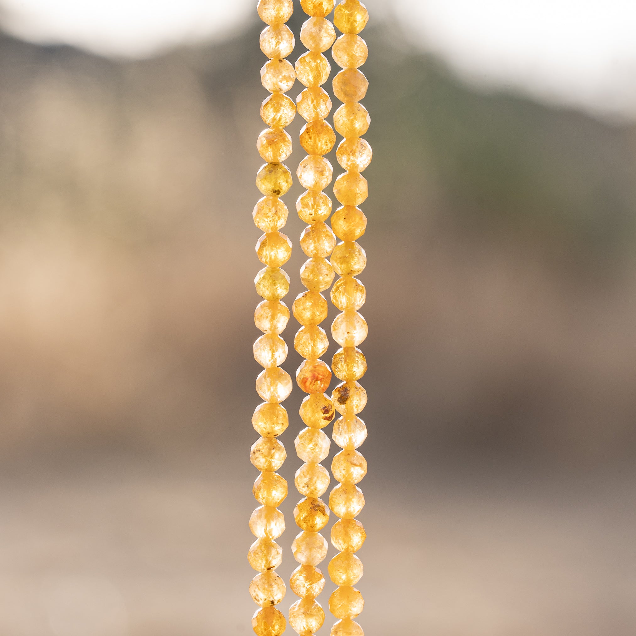 Perles rondes facettes de Tourmaline jaune de 5 mm ( 1/2 rang de env 40 perles )