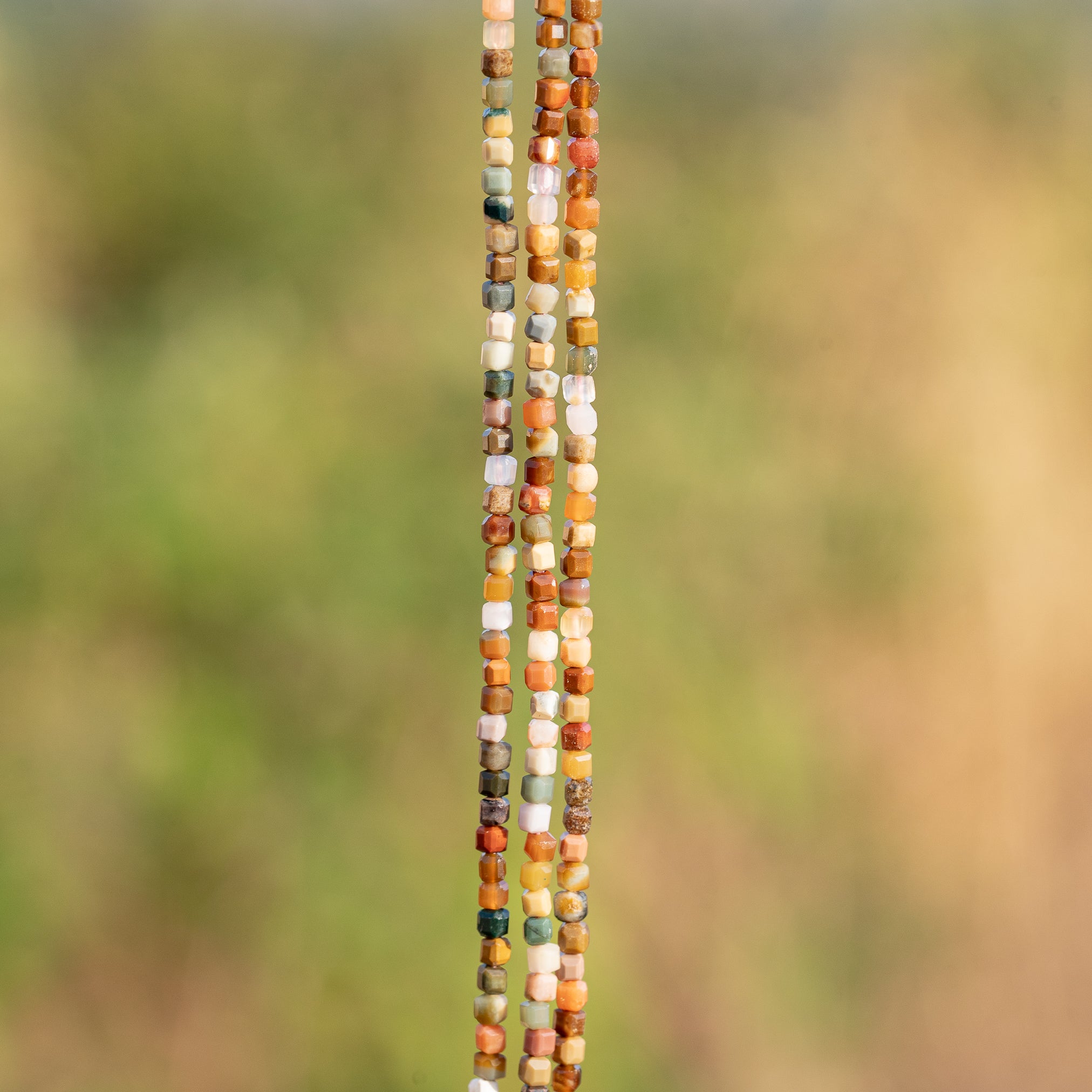 Perles cubes facettes en Agate Alashan de 2,2 mm ( rang de env 176 perles )