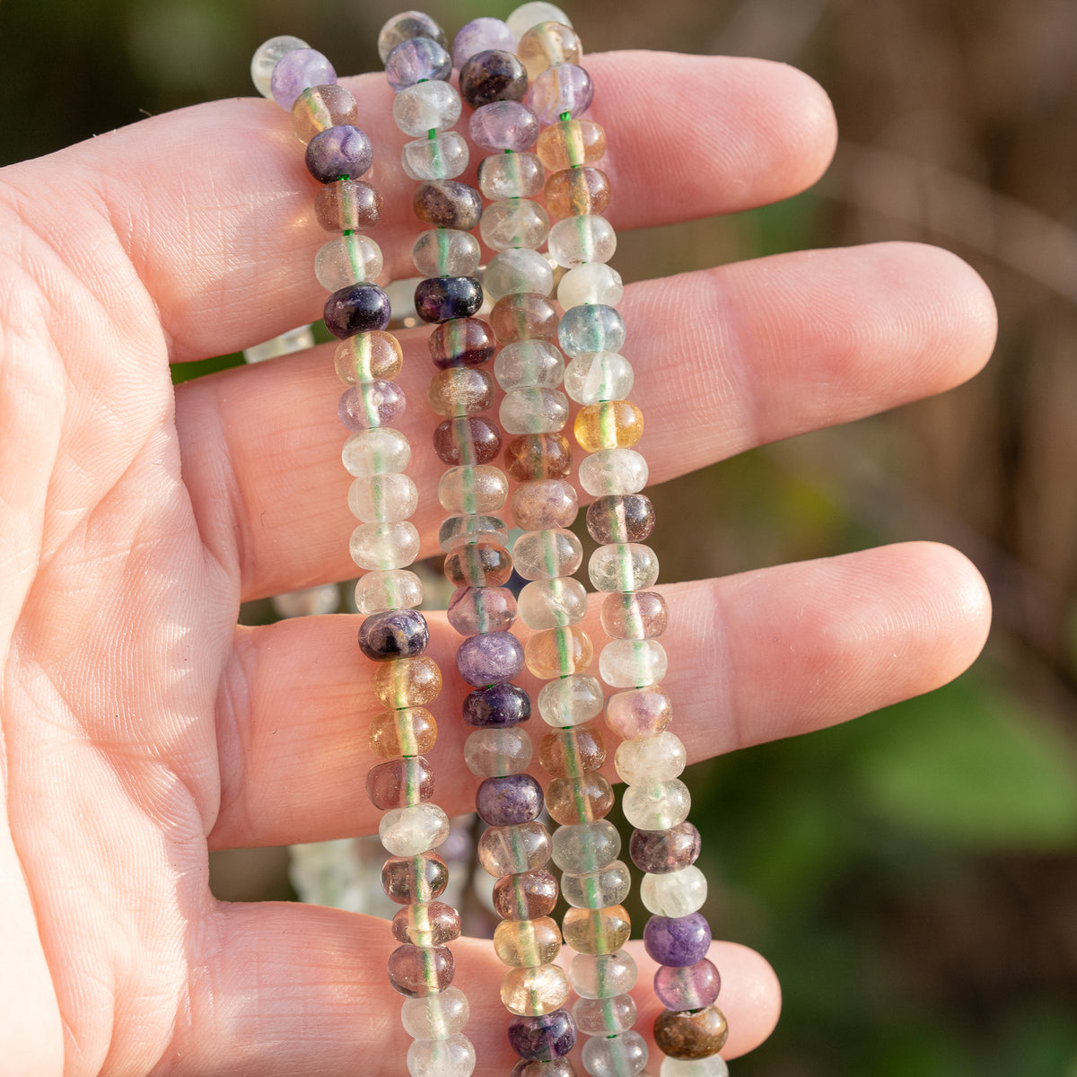 Perles rondelles lisses de Fluorite multicolore de 6 x 4 mm ( 1/2 rang de 45 perles )
