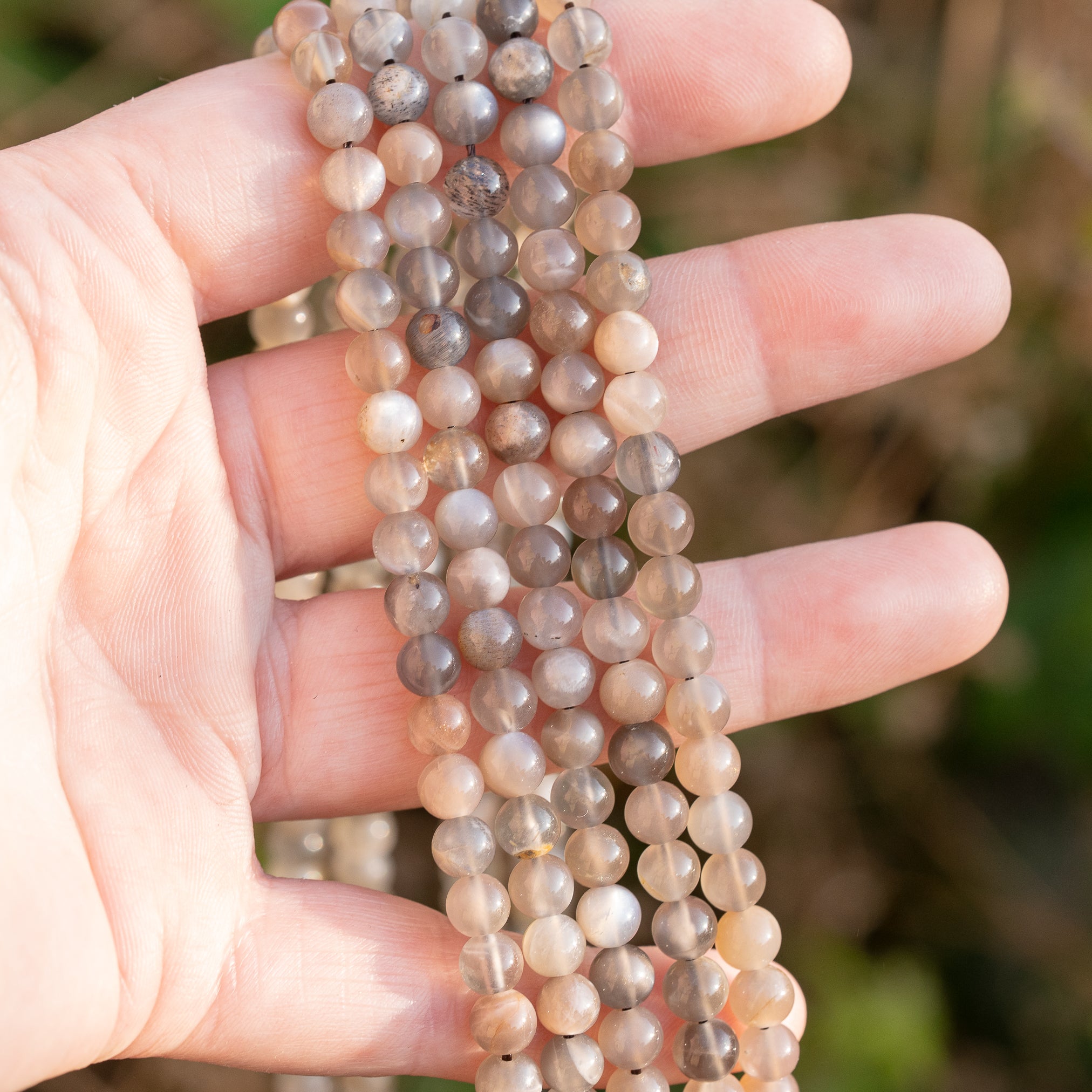 Perles rondes lisses de Pierre de lune grise de 5,7 mm ( 1/2 rang de env 33 perles )