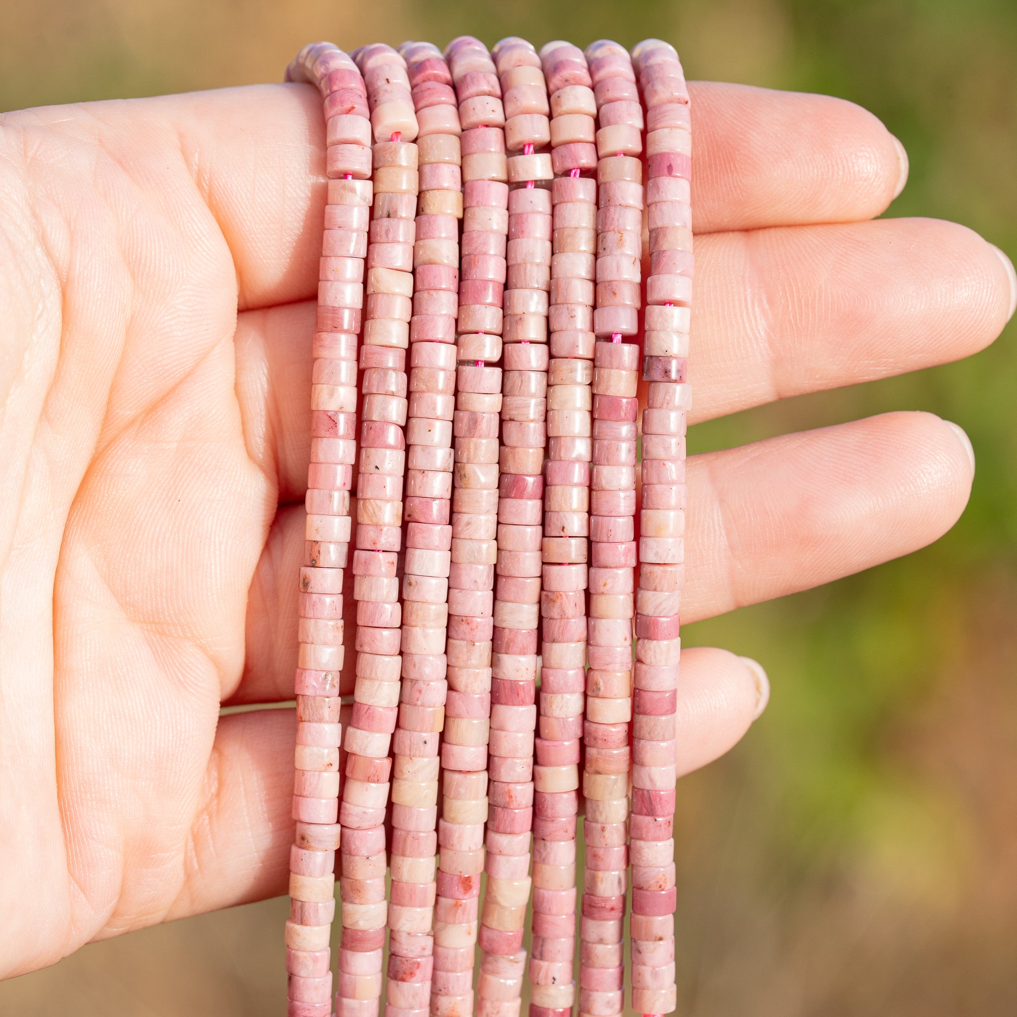 Perles rondelles heishi de Rhodonite de 4,2 mm ( rang de env 156 perles )