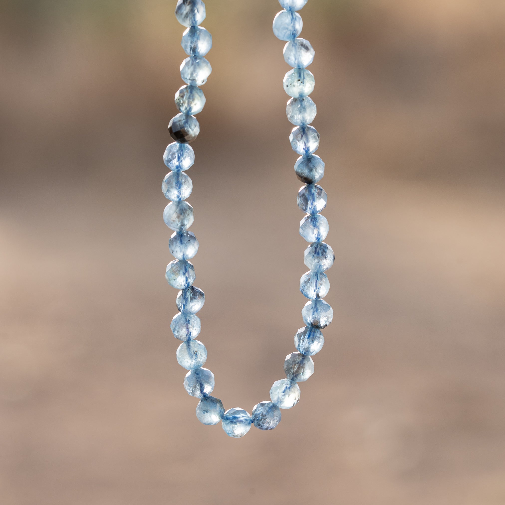 Perles rondes facettes en Aigue-marine à inclusions de 5,5 mm ( 1/2 rang de env 36 perles )