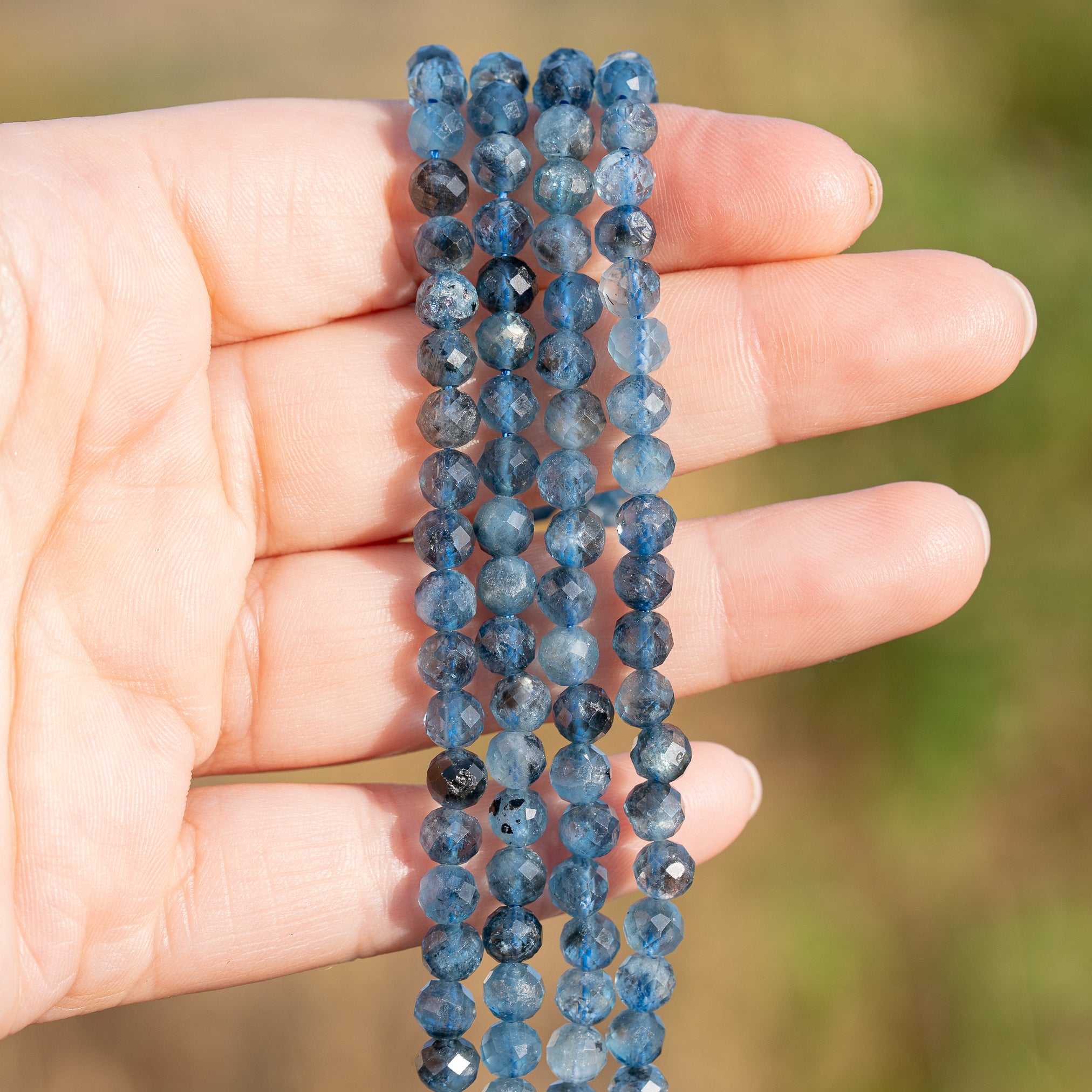 Perles rondes facettes en Aigue-marine à inclusions de 5,5 mm ( 1/2 rang de env 36 perles )