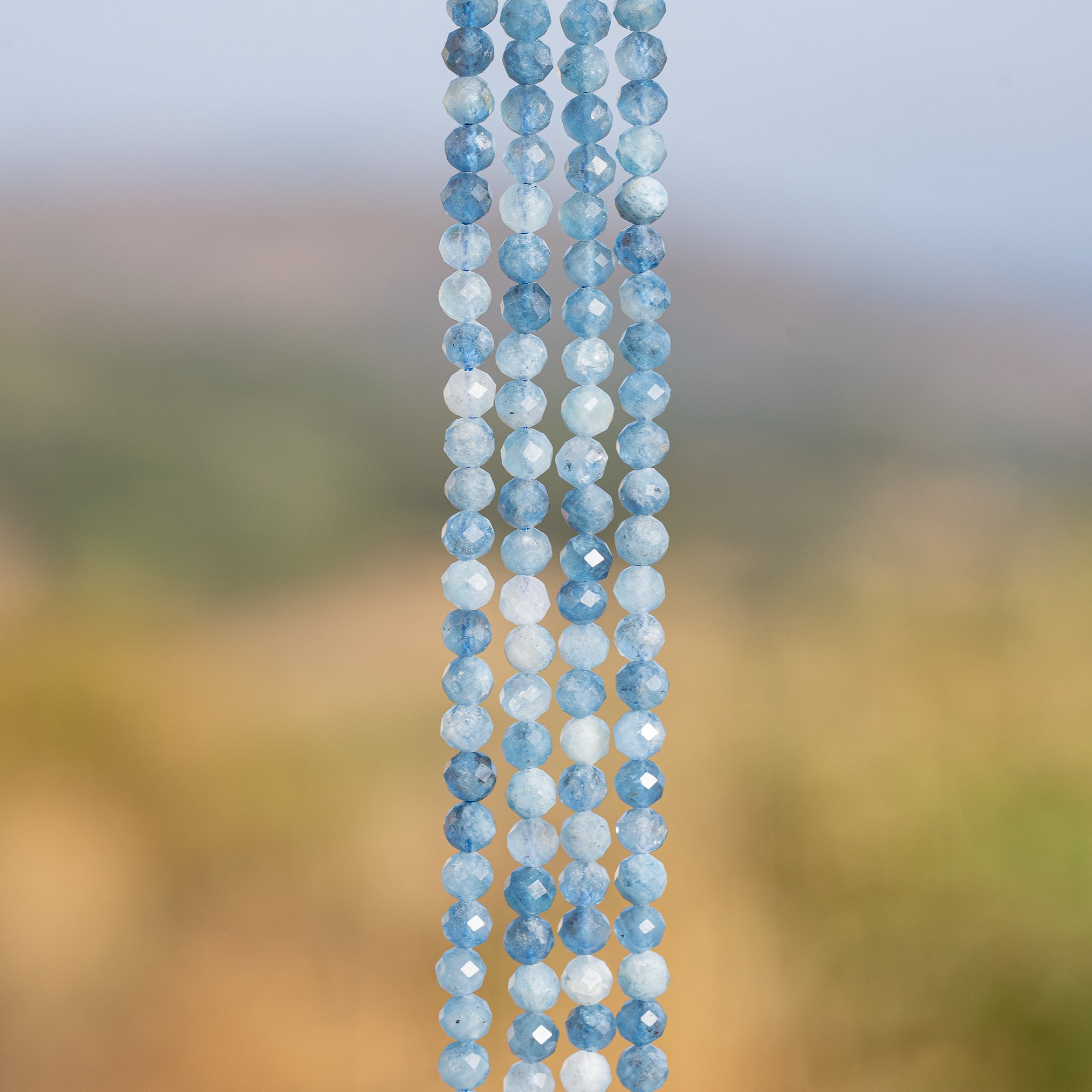Perles rondes facettes en Aigue-marine bleu foncé de 4,2 mm ( 1/2 rang de env 46 perles )