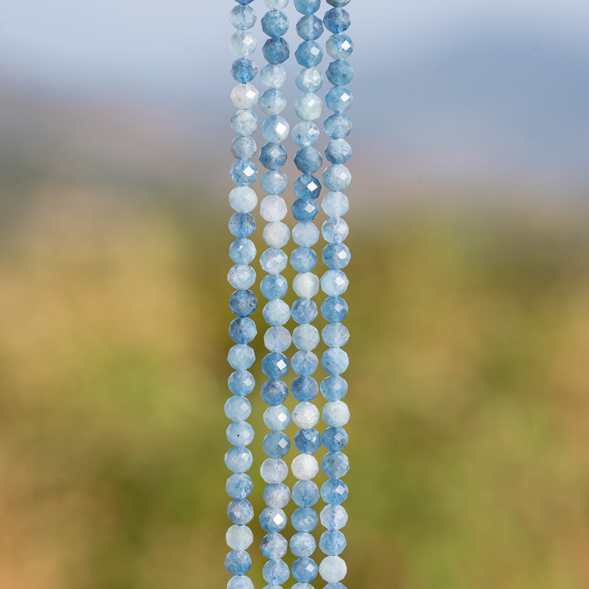 Perles rondes facettes en Aigue-marine bleu foncé de 4,2 mm ( 1/2 rang de env 46 perles )