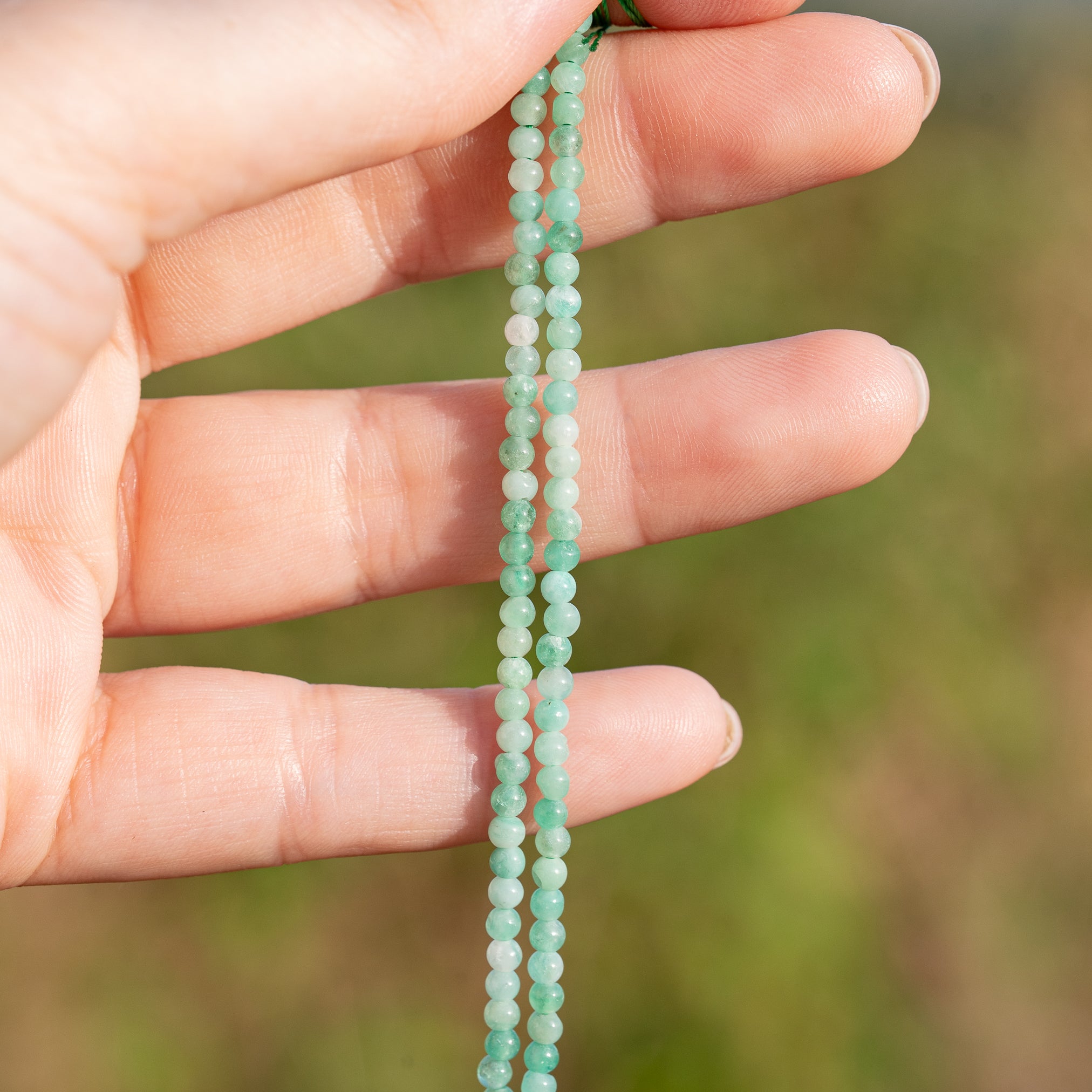Perles rondes lisses en Émeraude de 3 mm ( 1/2 rang de env 74 perles )