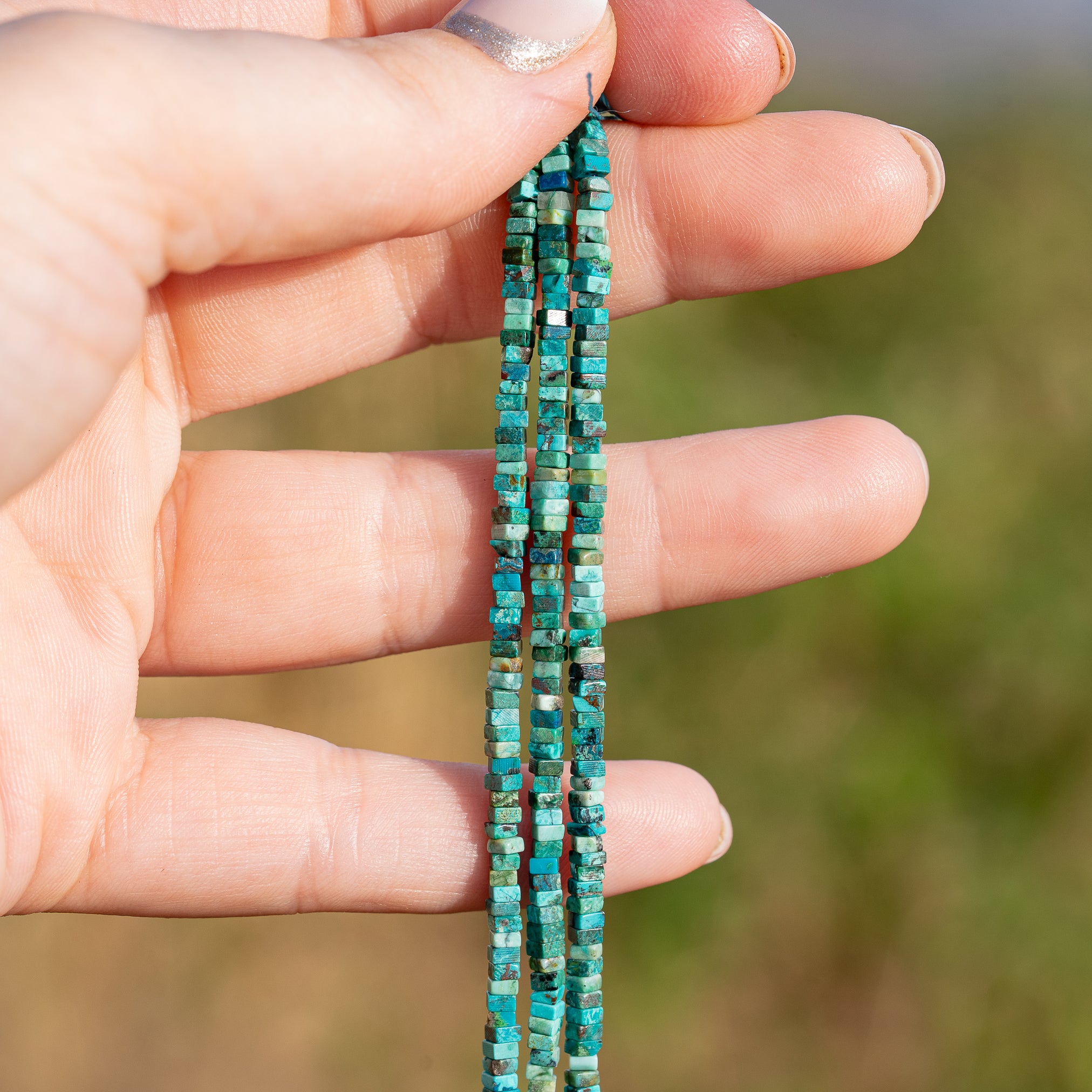 Perles carrées heishi de Chrysocolle de 2,5 mm ( rang de env 260 perles )