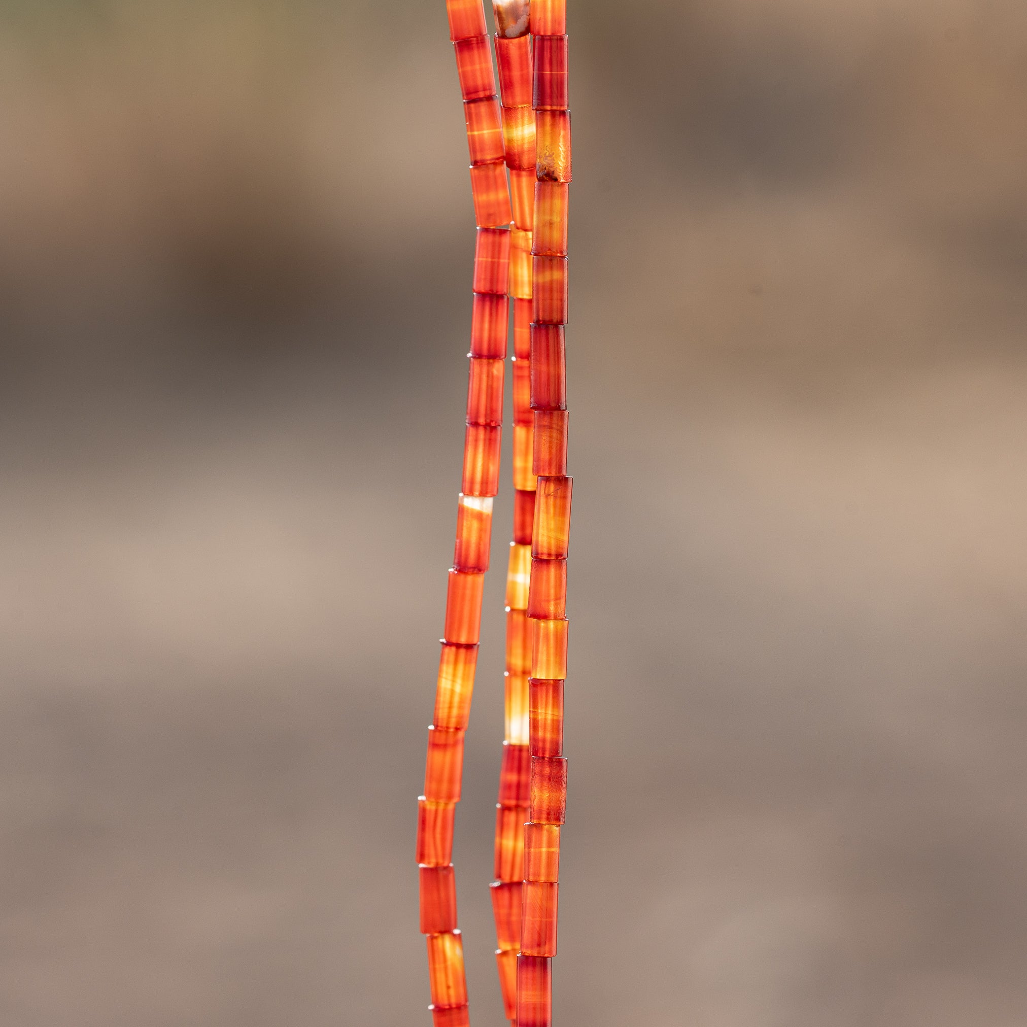 Perles tubes lisses de Cornaline de env 4,5 x 2,3 mm ( rang de env 80/84 perles )