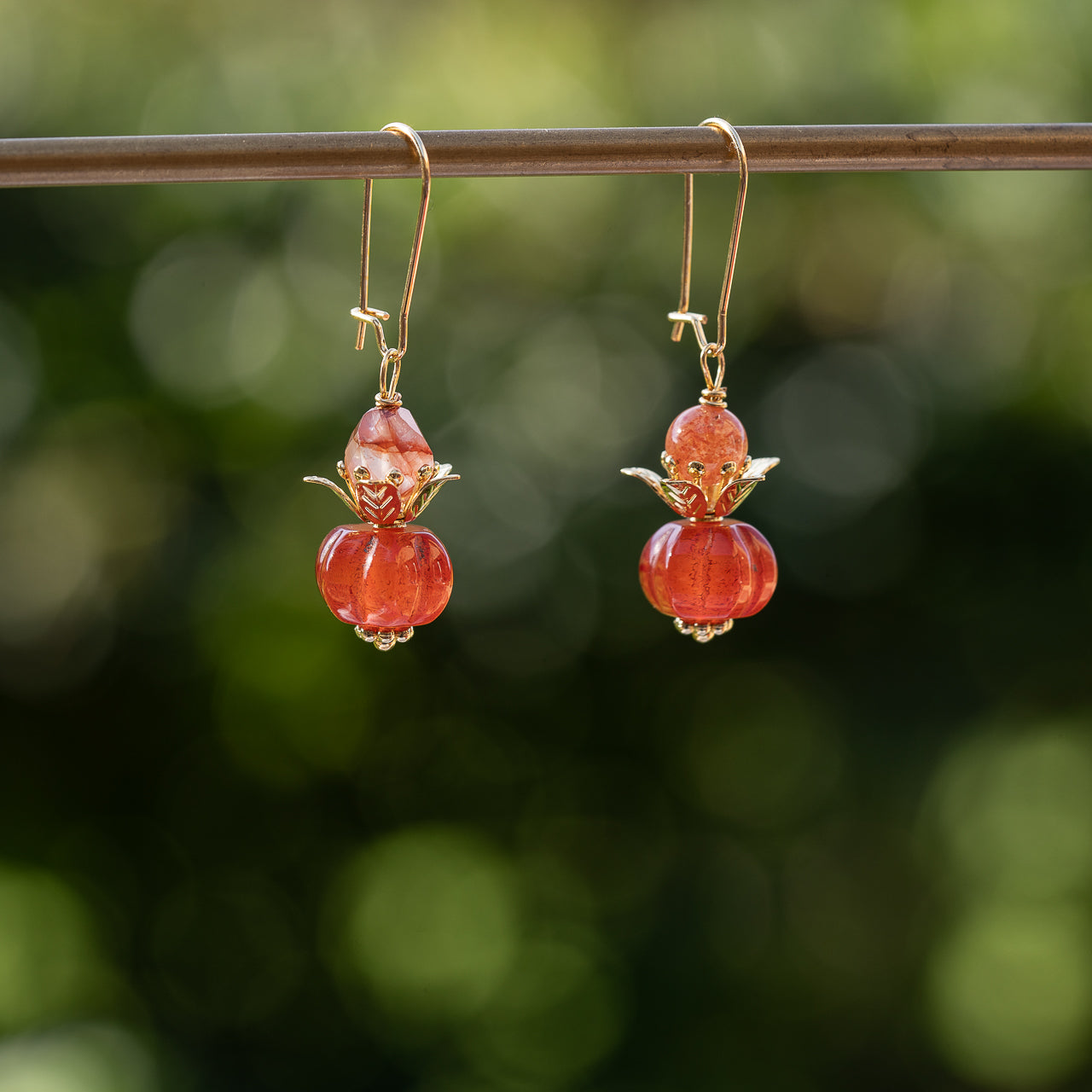 Perles rondelles sculptées " citrouilles " en Cornaline de env 12 x 8 mm ( à l&
