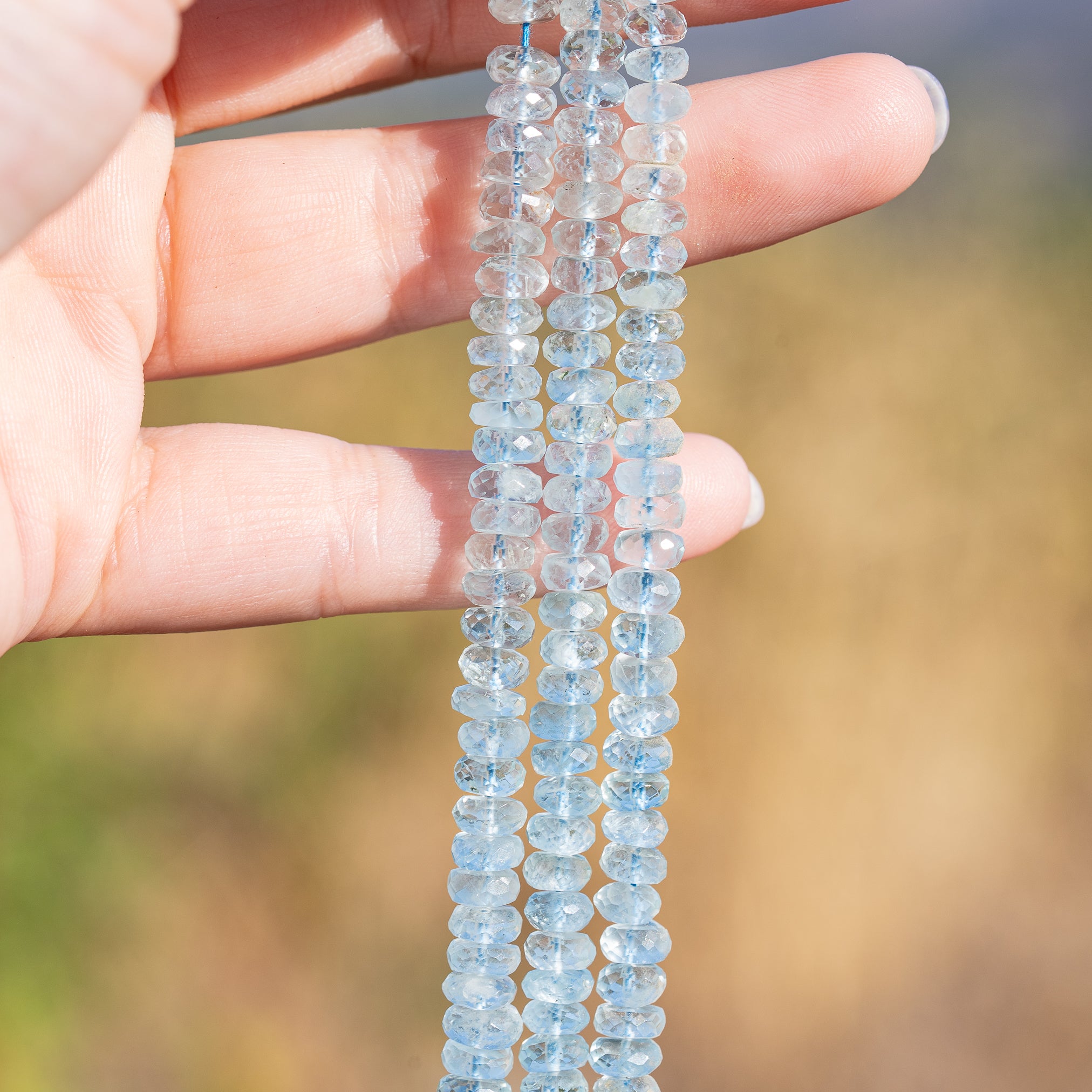 Perles rondelles facettes en Aigue-marine de env 5/6,5 mm ( lot de 4 perles )