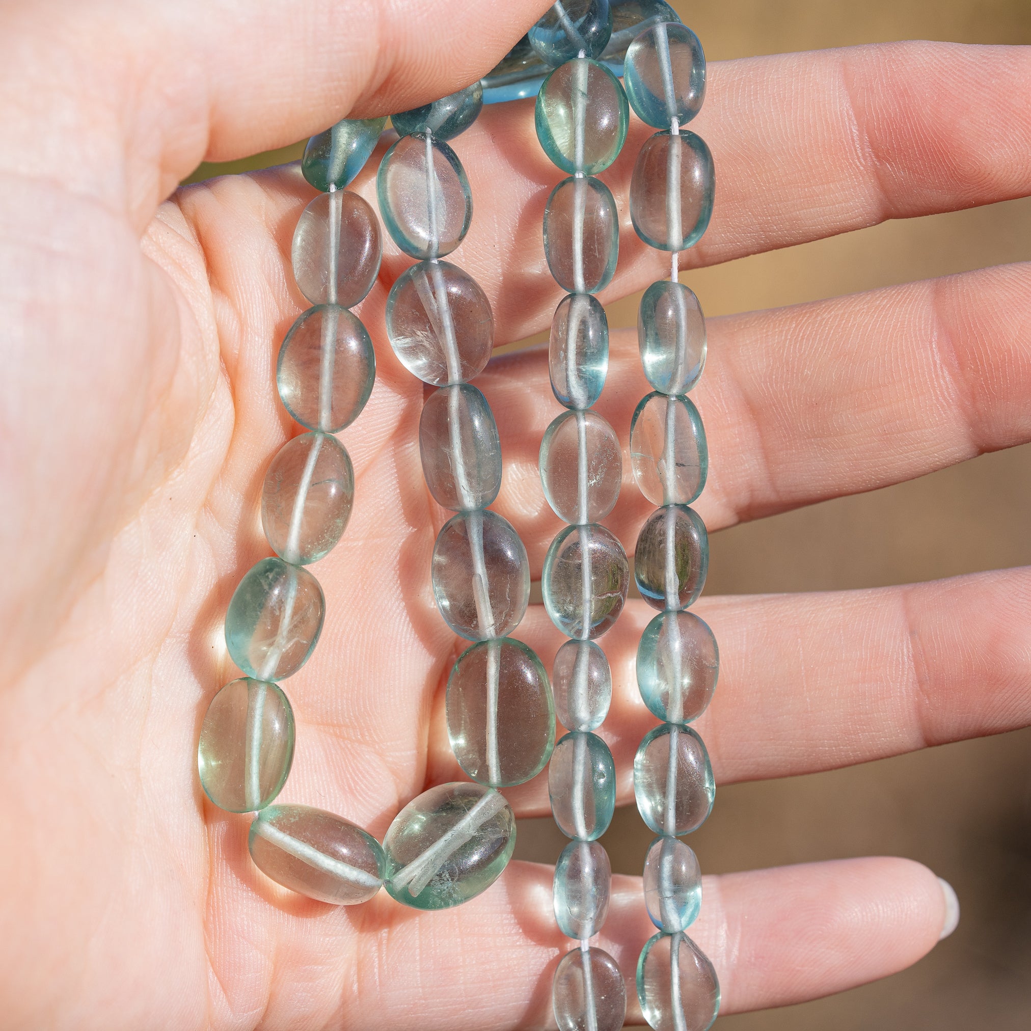 Perles ovales lisses de Fluorite verte de 9 à 15 mm ( lot de 2 perles )