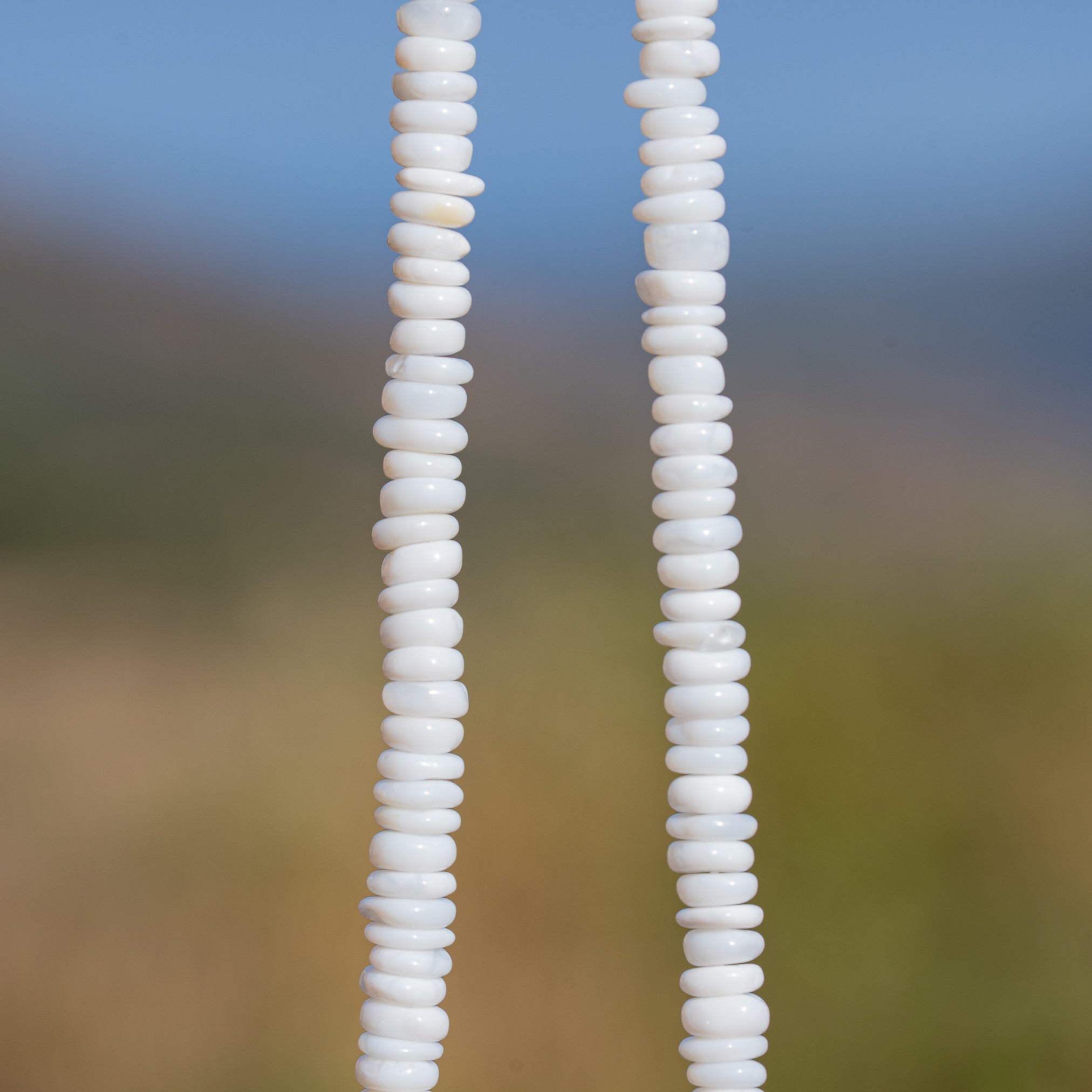 Perles rondelles lisses en Opale blanche de env 4,5/5,5 mm ( rang ou 1/2 rang )