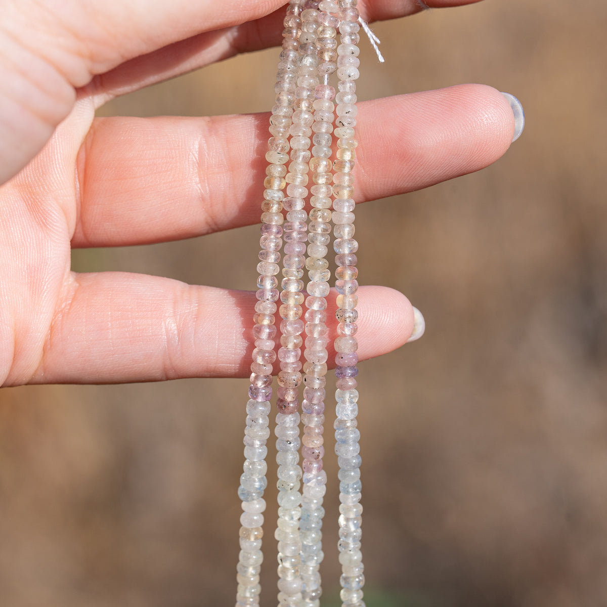Fil de 35 cm et de 165 perles rondelles lisses de Saphir pastel de env 3/5 mm
