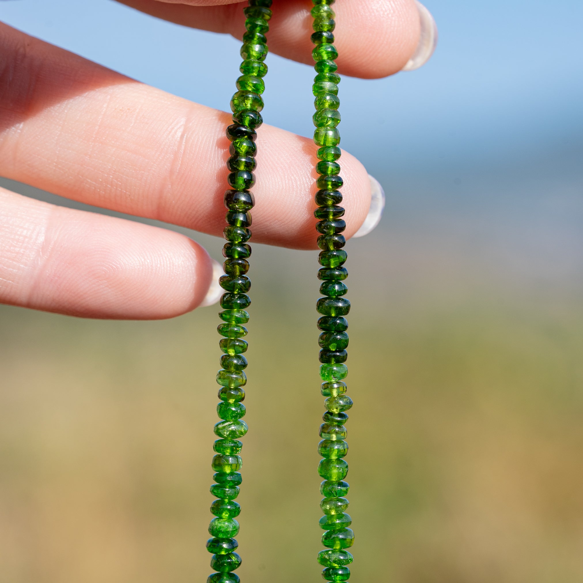Fil de 35 cm et de 164 perles rondelles lisses de Diopside chrome de env 3/4,2 mm