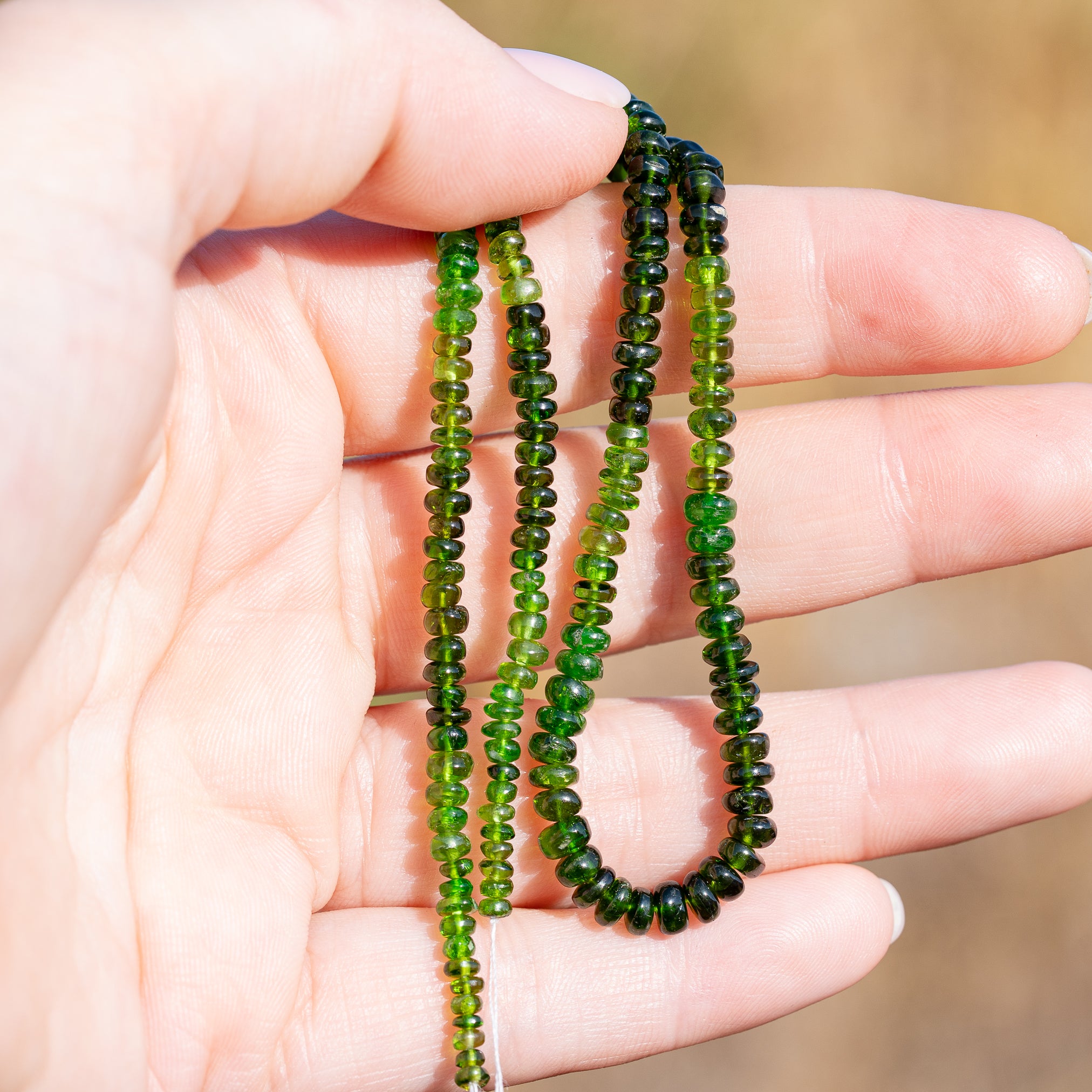 Fil de 35 cm et de 164 perles rondelles lisses de Diopside chrome de env 3/4,2 mm