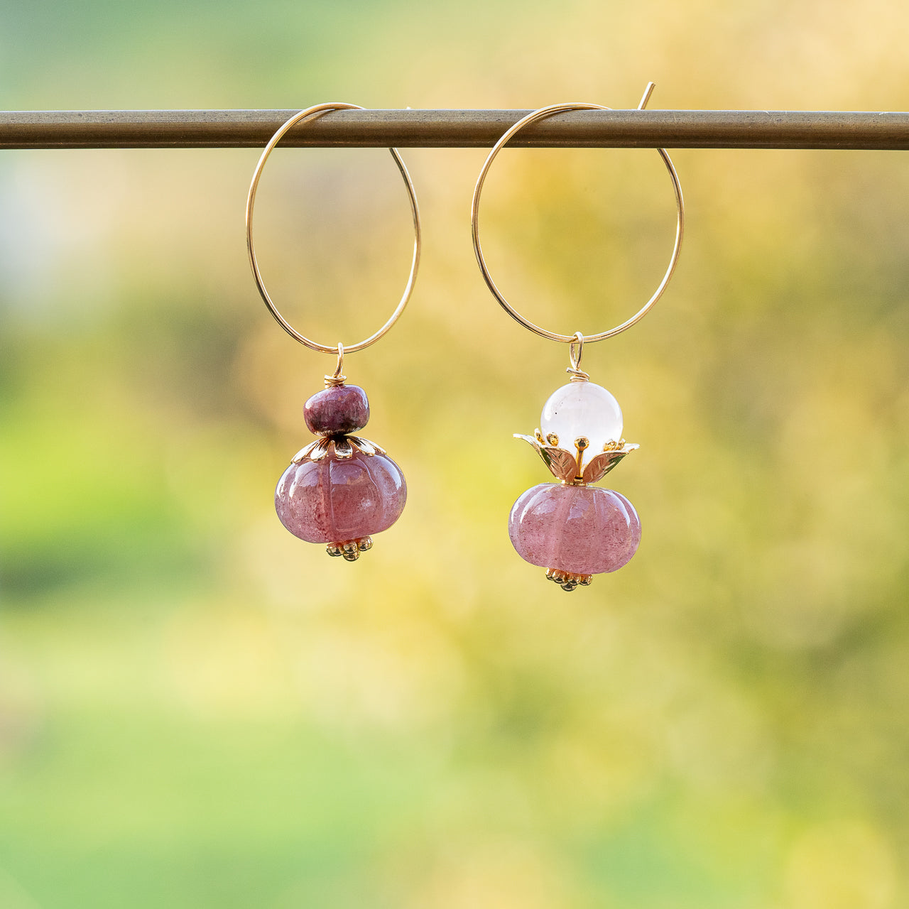 Perles rondelles sculptées " citrouilles " en Quartz fraise de env 12 x 8 mm ( à l&