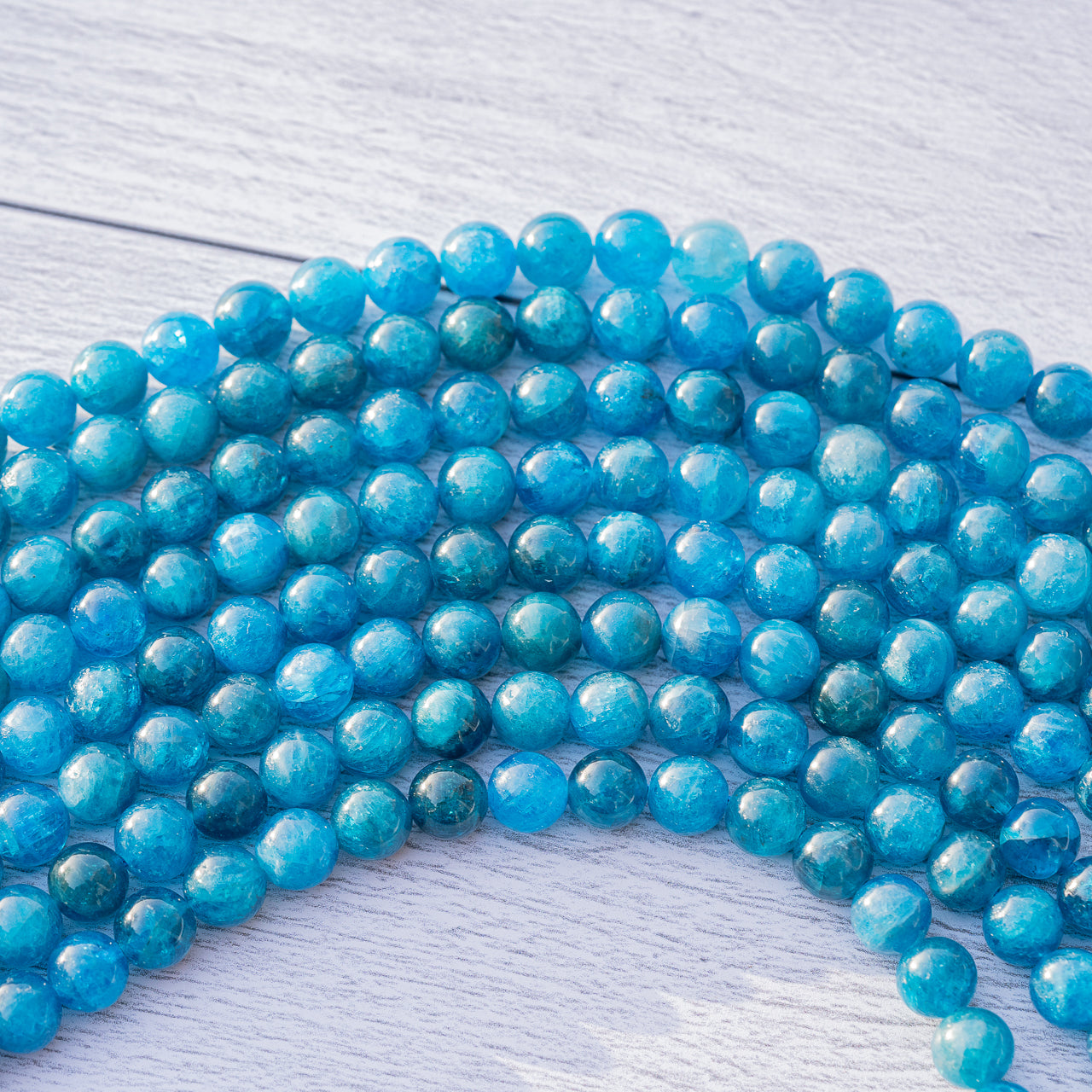 Perles rondes lisses en Apatite bleue grade a de 8 mm ( 1/2 rang de env 23/24 perles )