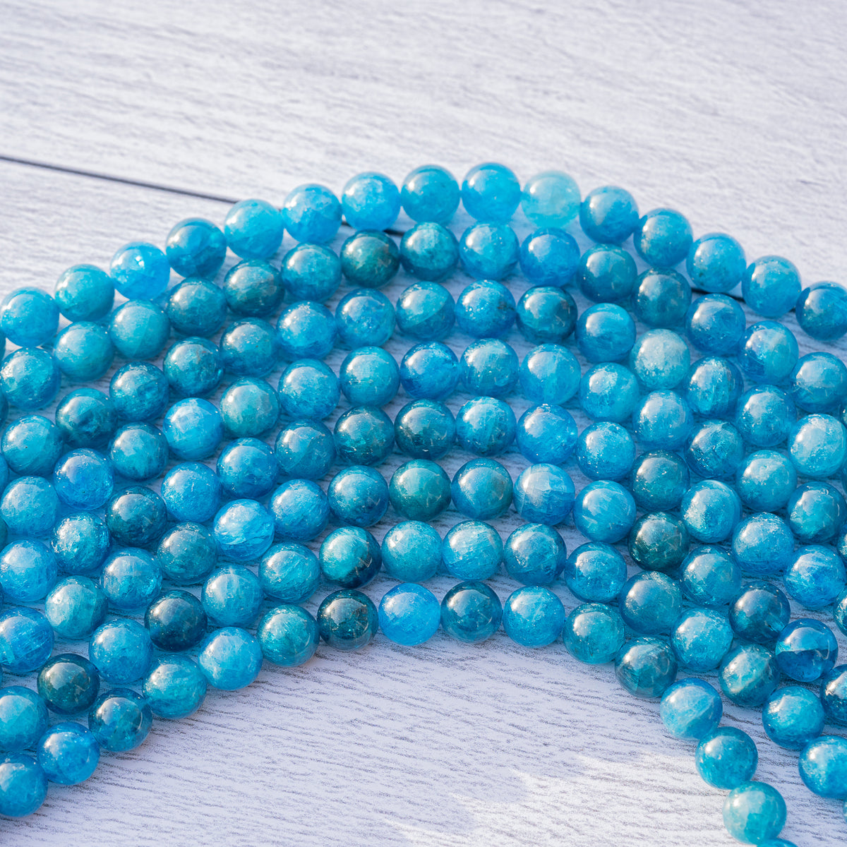Perles rondes lisses en Apatite bleue grade a de 8,5 mm ( 1/2 rang de env 23 perles )