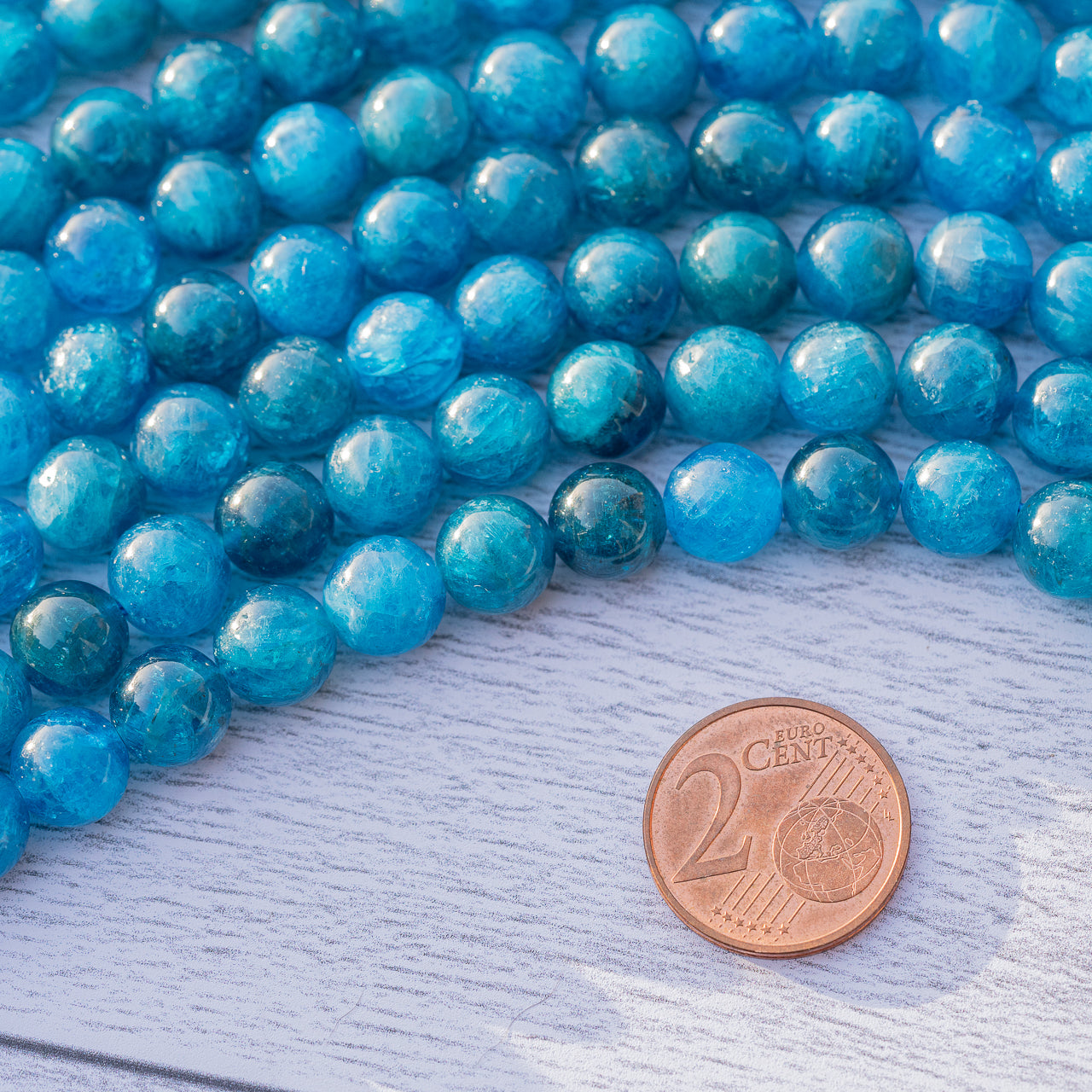 Perles rondes lisses en Apatite bleue grade a de 8 mm ( 1/2 rang de env 23/24 perles )