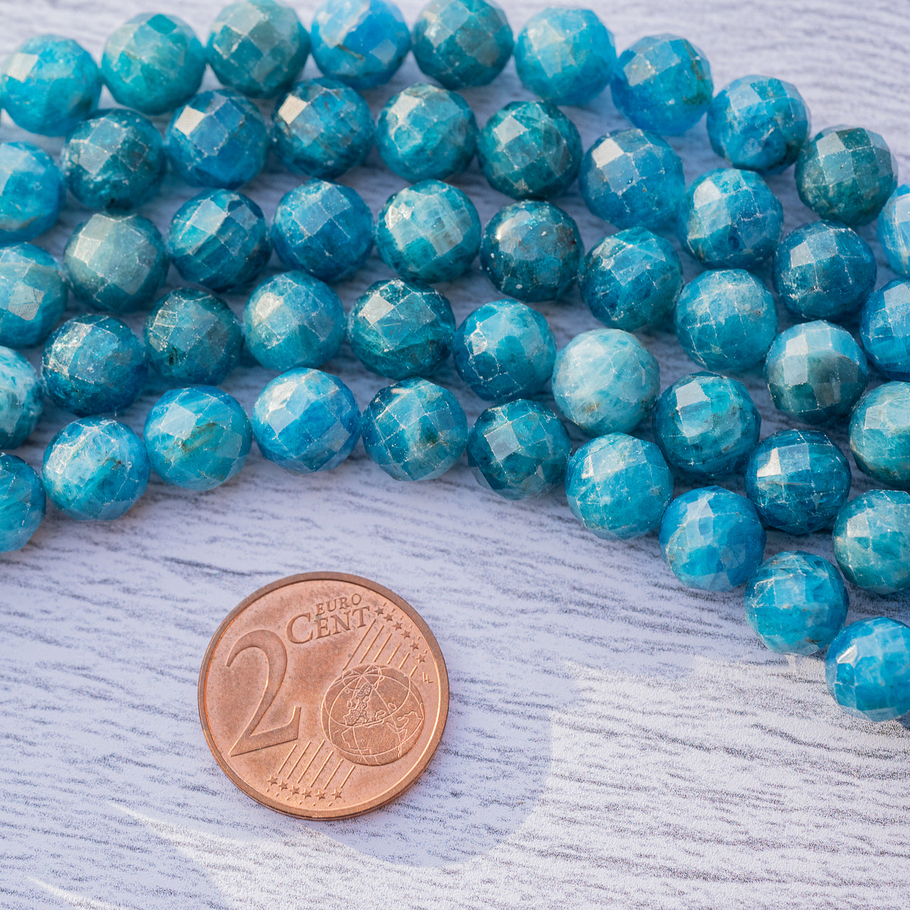 Perles rondes facettes en Apatite bleue de 8 mm ( 1/2 rang de env 24 perles )
