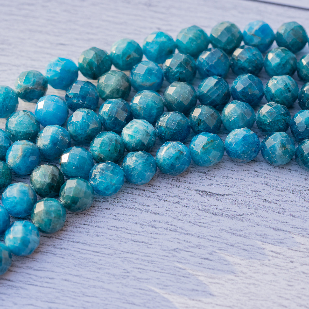 Perles rondes facettes en Apatite bleue de 8 mm ( 1/2 rang de env 24 perles )