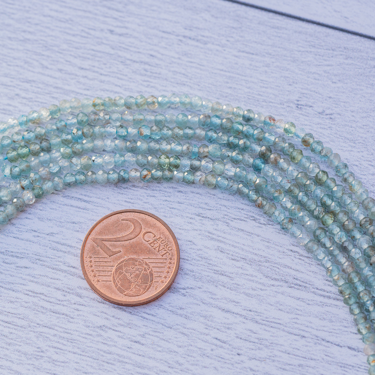 Perles rondelles facettes en Apatite bleue clair de 3 x 2 mm ( rang de env 180 perles )