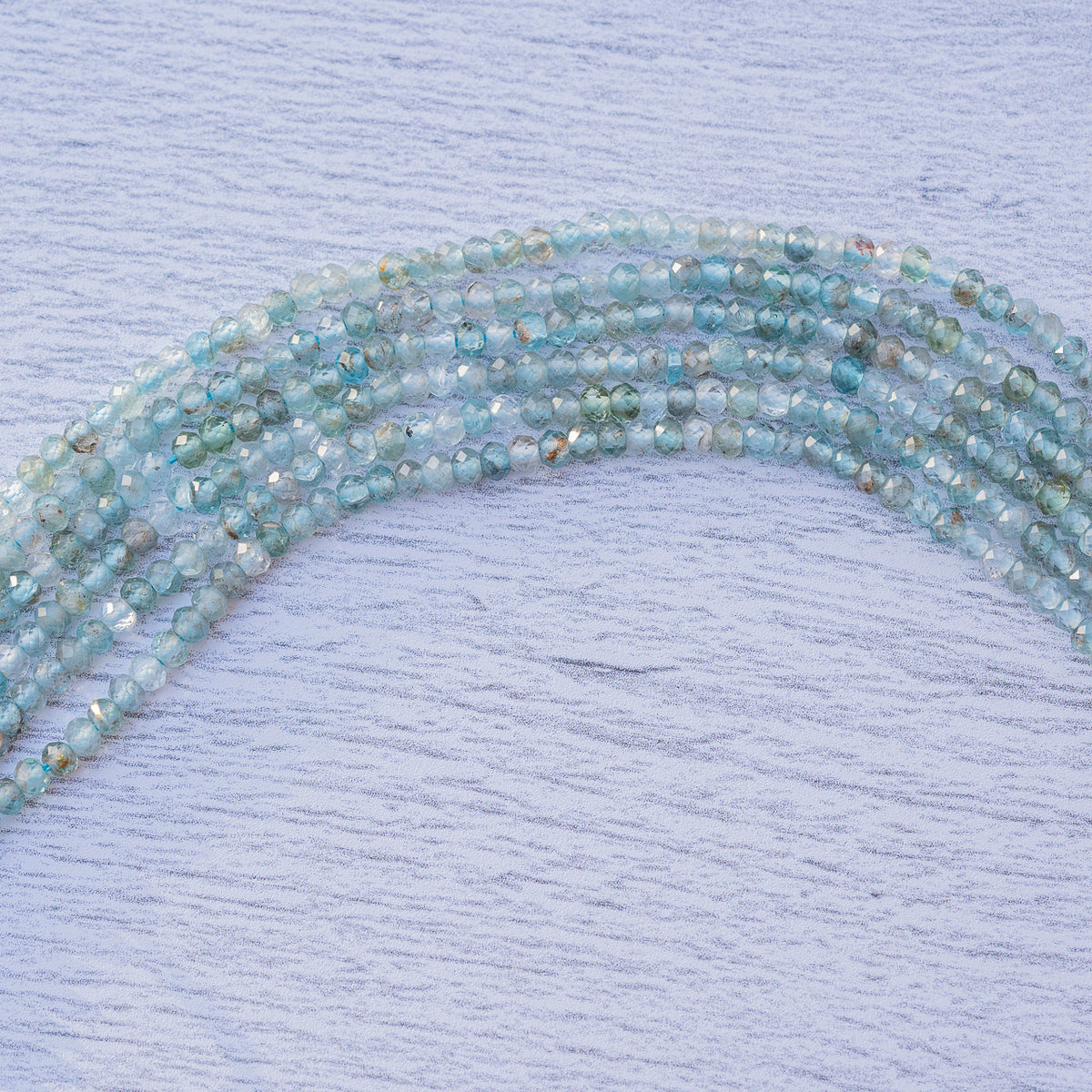 Perles rondelles facettes en Apatite bleue clair de 3 x 2 mm ( rang de env 180 perles )