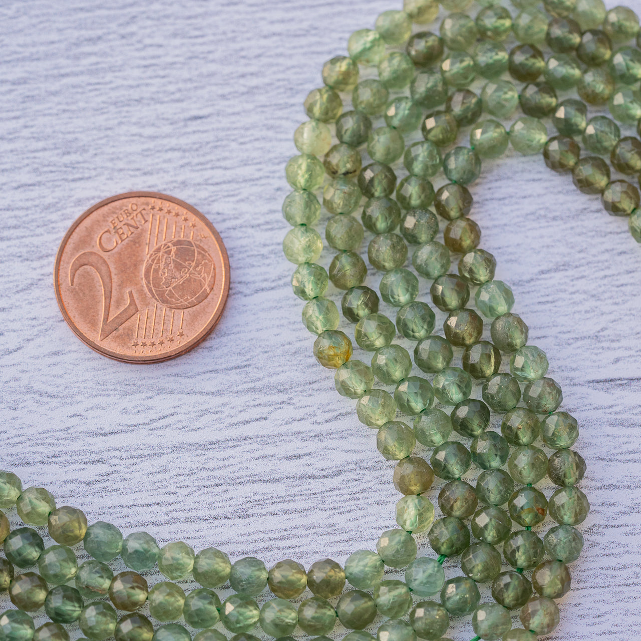 Perles rondes facettes en Apatite verte de 4 mm ( rang de env 98 perles )