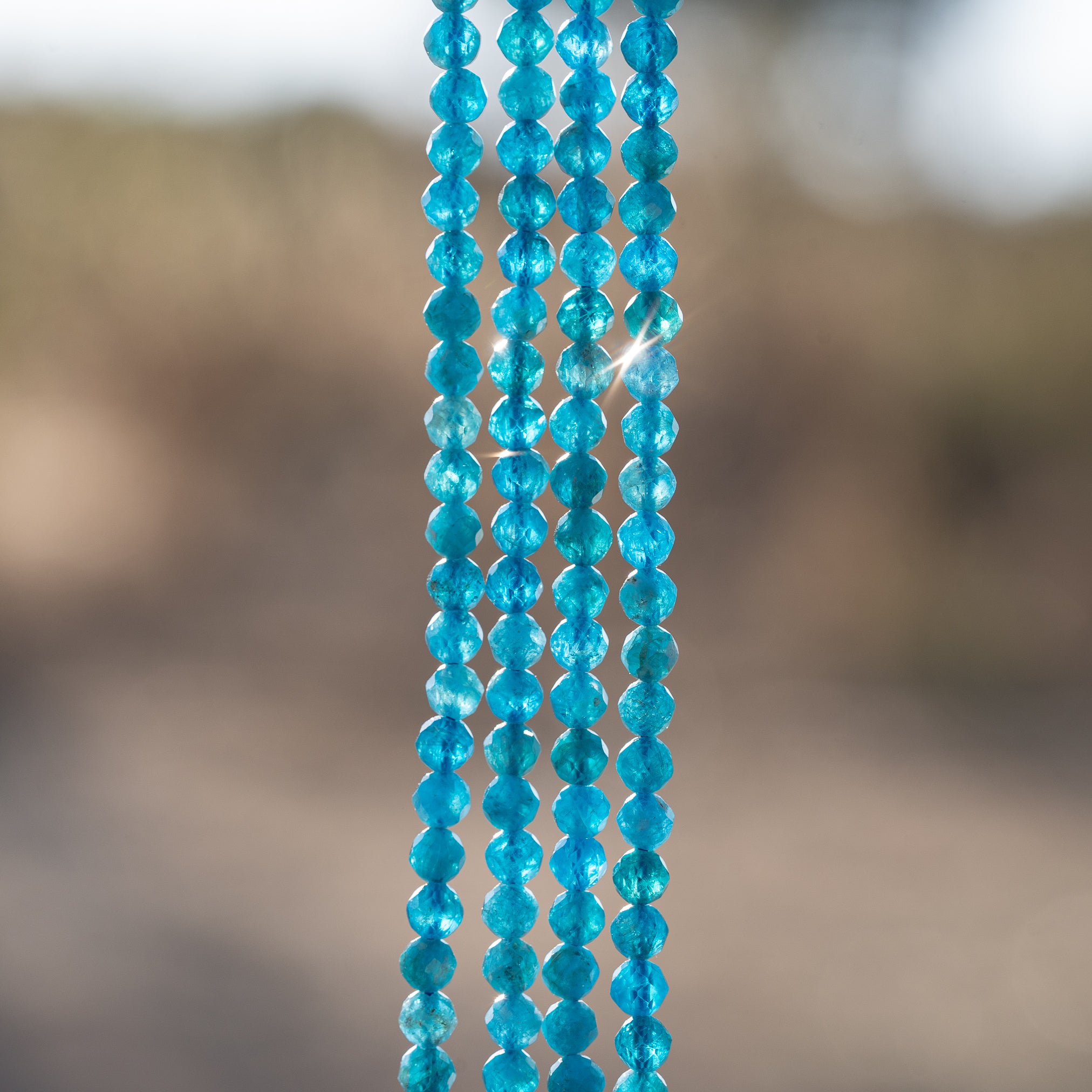 Perles rondes facettes en Apatite bleue de 4 mm ( rang de env 98 perles )