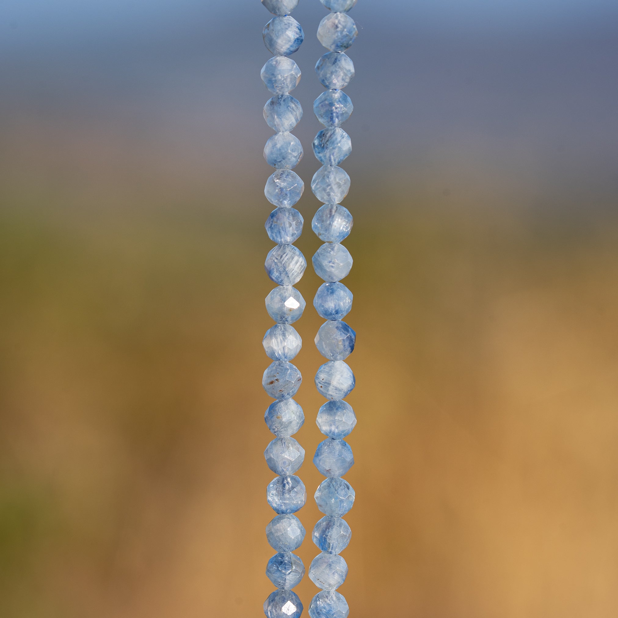 Perles rondes facettes de Cyanite bleue glacier de 4,3 mm ( 1/2 rang de env 47 perles )