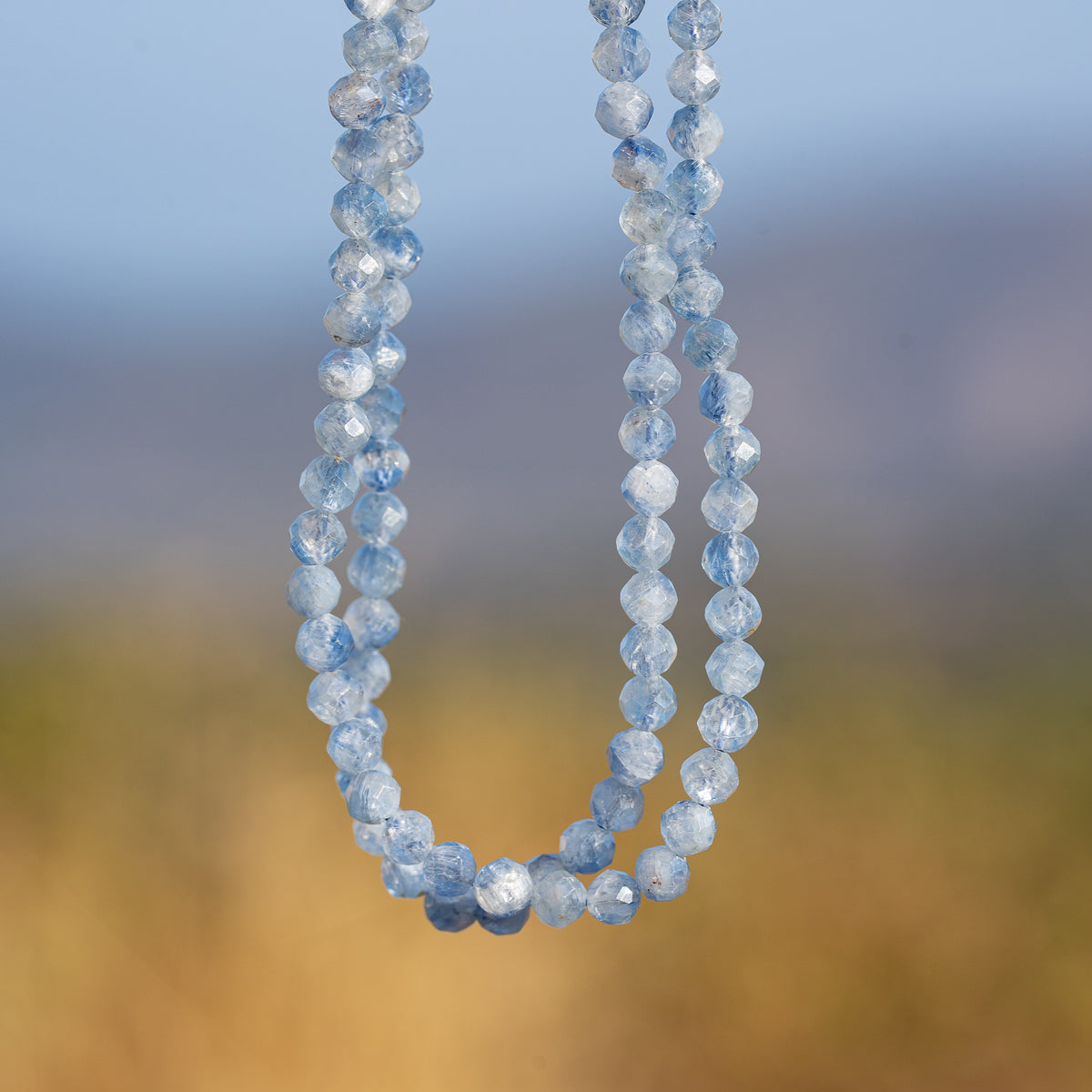 Perles rondes facettes de Cyanite bleue glacier de 4,3 mm ( 1/2 rang de env 47 perles )