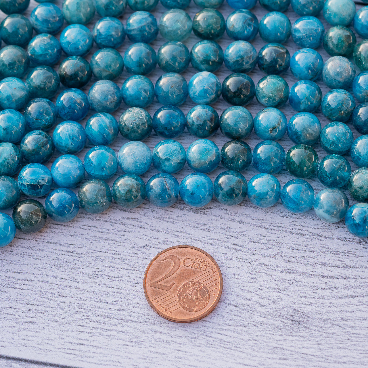 Perles rondes lisses en Apatite bleue de 8 mm ( rang de env 47 perles )