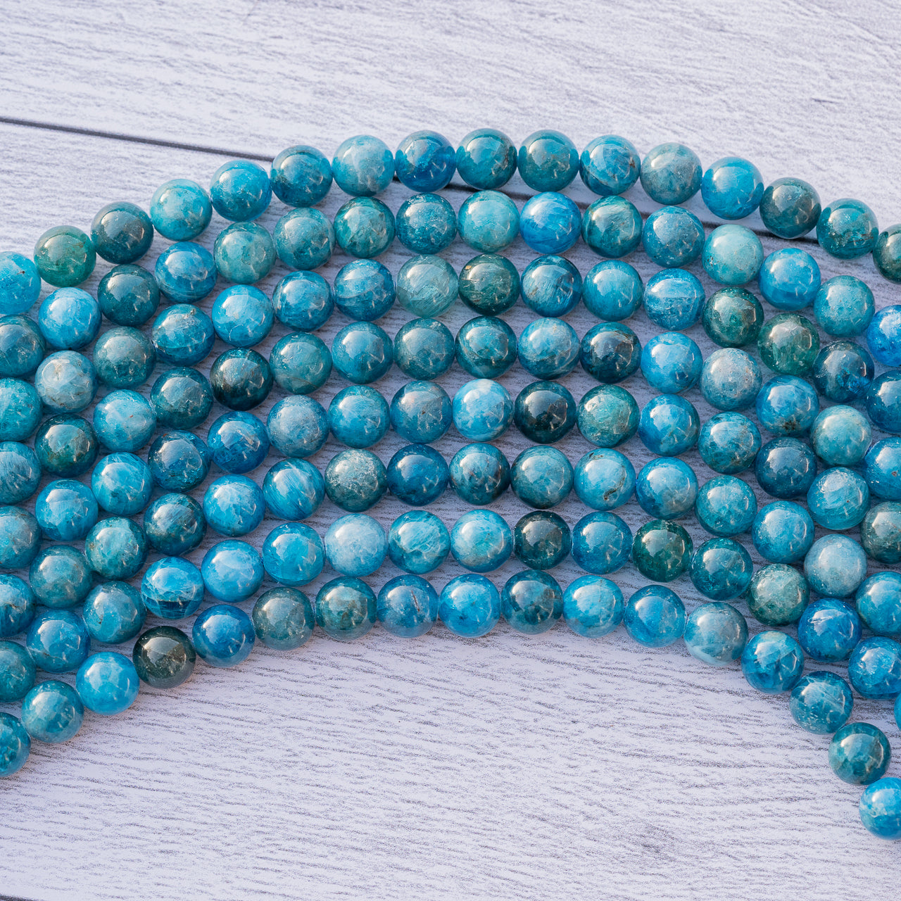 Perles rondes lisses en Apatite bleue de 8 mm ( rang de env 47 perles )