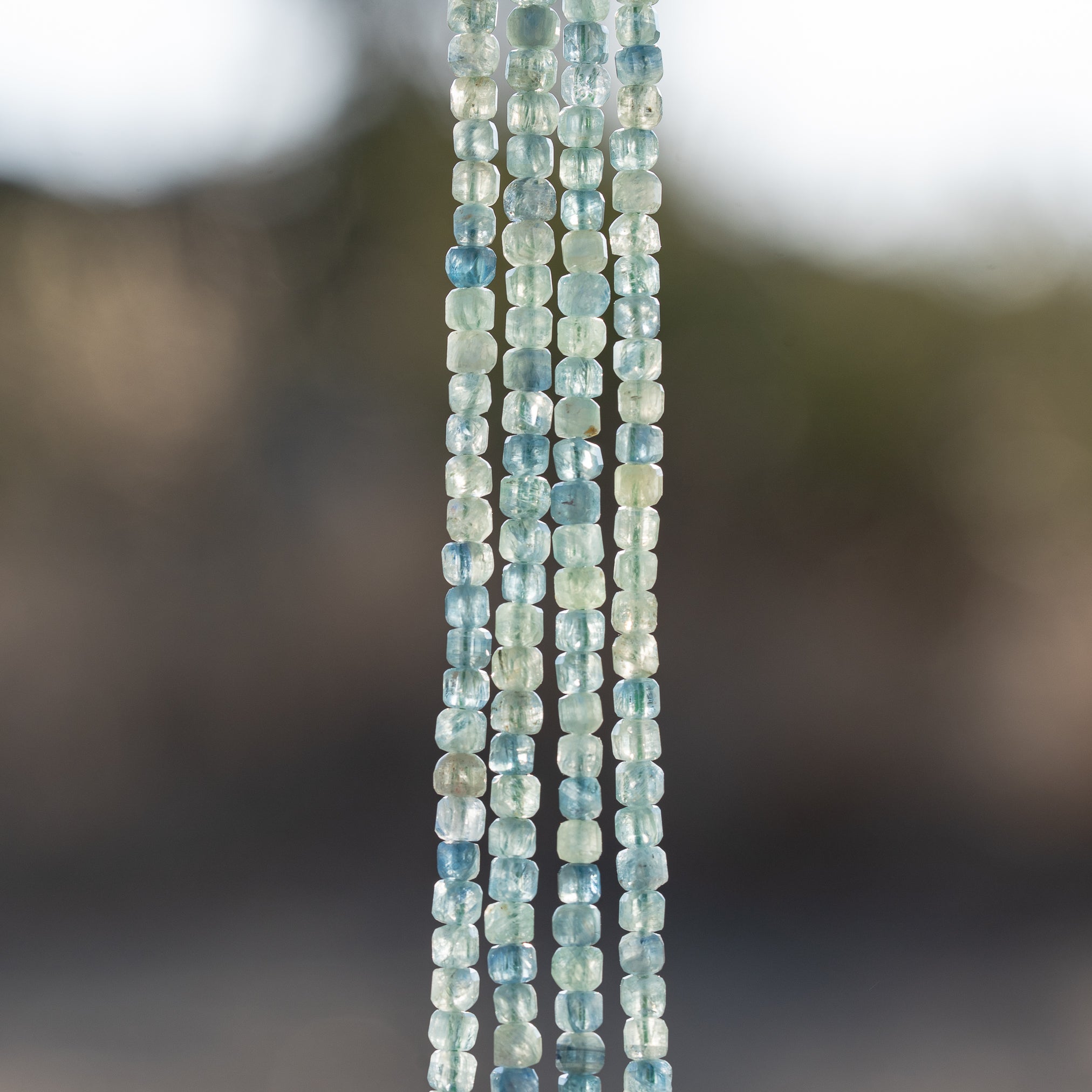 Perles cubes facettes de Cyanite verte/bleue de 3,2 mm ( 1/2 rang de env 68 perles )