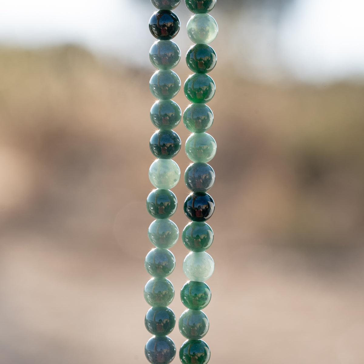 Perles rondes lisses de Jadeite sarcelle de 6,3 mm ( 1/2 rang de env 32 perles )
