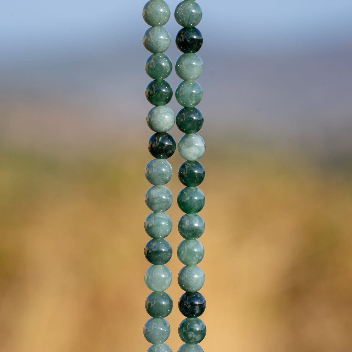 Perles rondes lisses de Jadeite sarcelle de 6,3 mm ( 1/2 rang de env 32 perles )