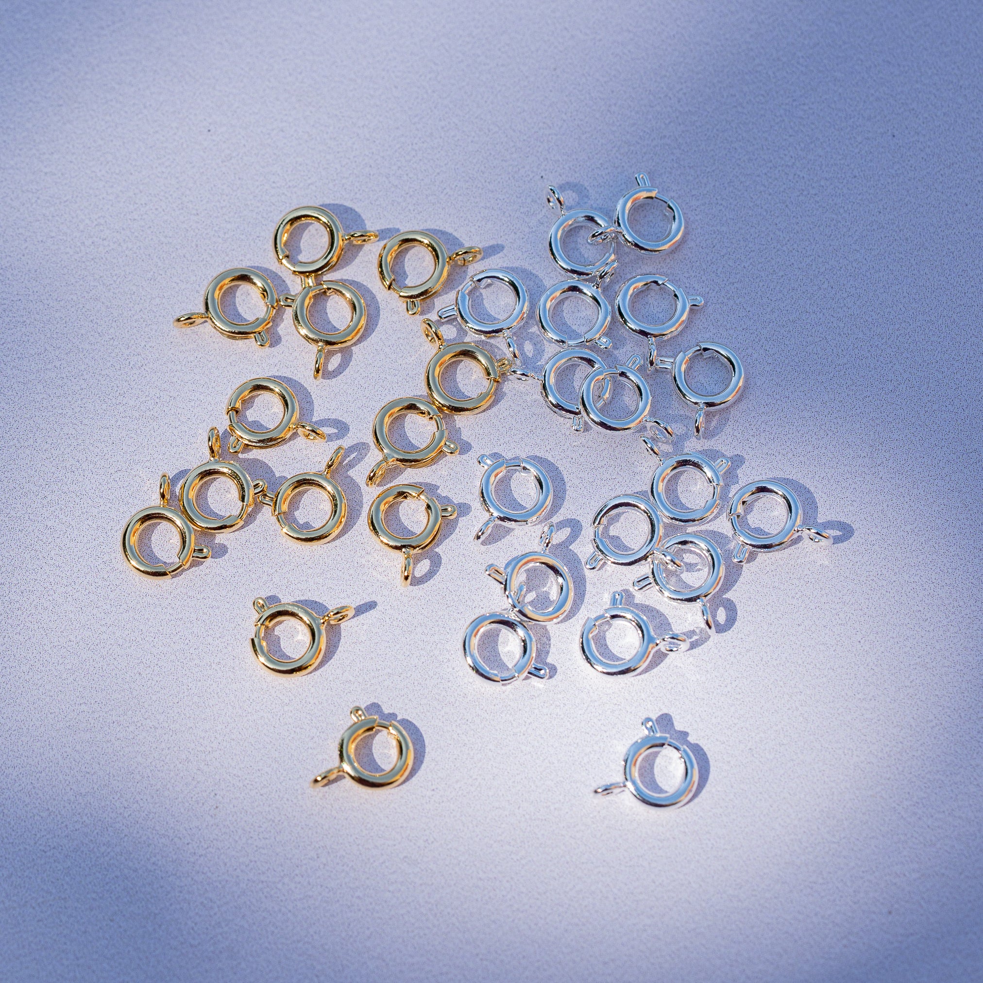 Fermoir ronds à ressort en laiton plaqué or 24k ou argent 925 de 7 mm ( à l&