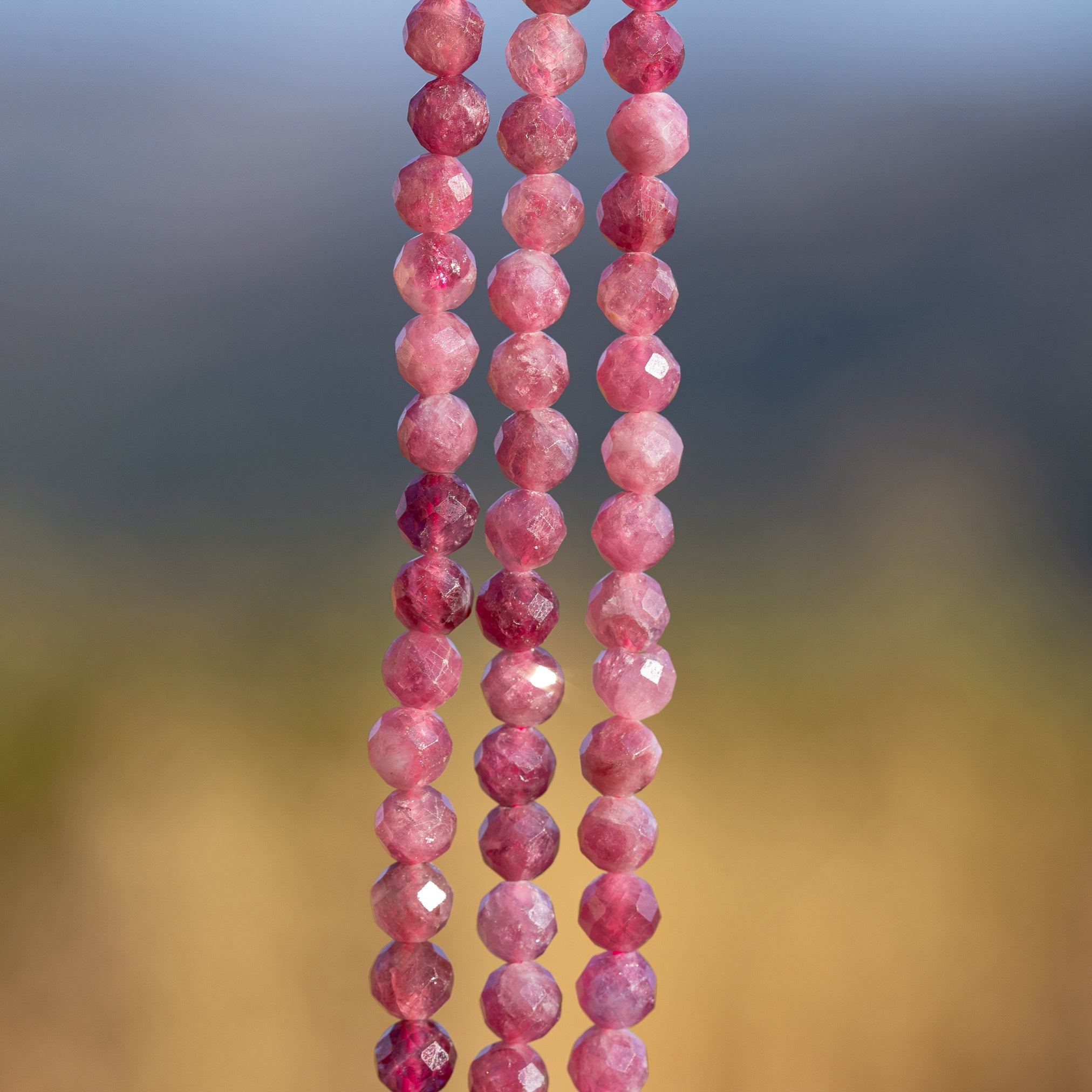 Perles rondes facettes de Tourmaline rose de 5,2 mm ( 1/2 rang de env 38 perles )