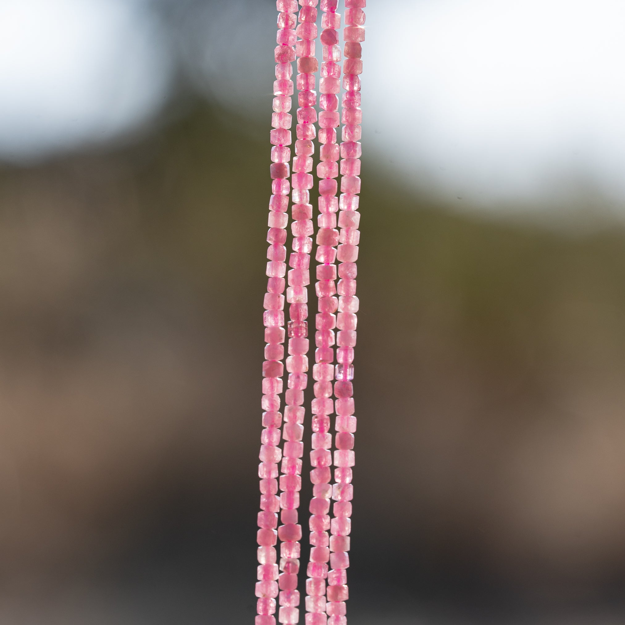 Perles cubes facettes de Tourmaline rose de 2 mm ( rang de env 232 perles )