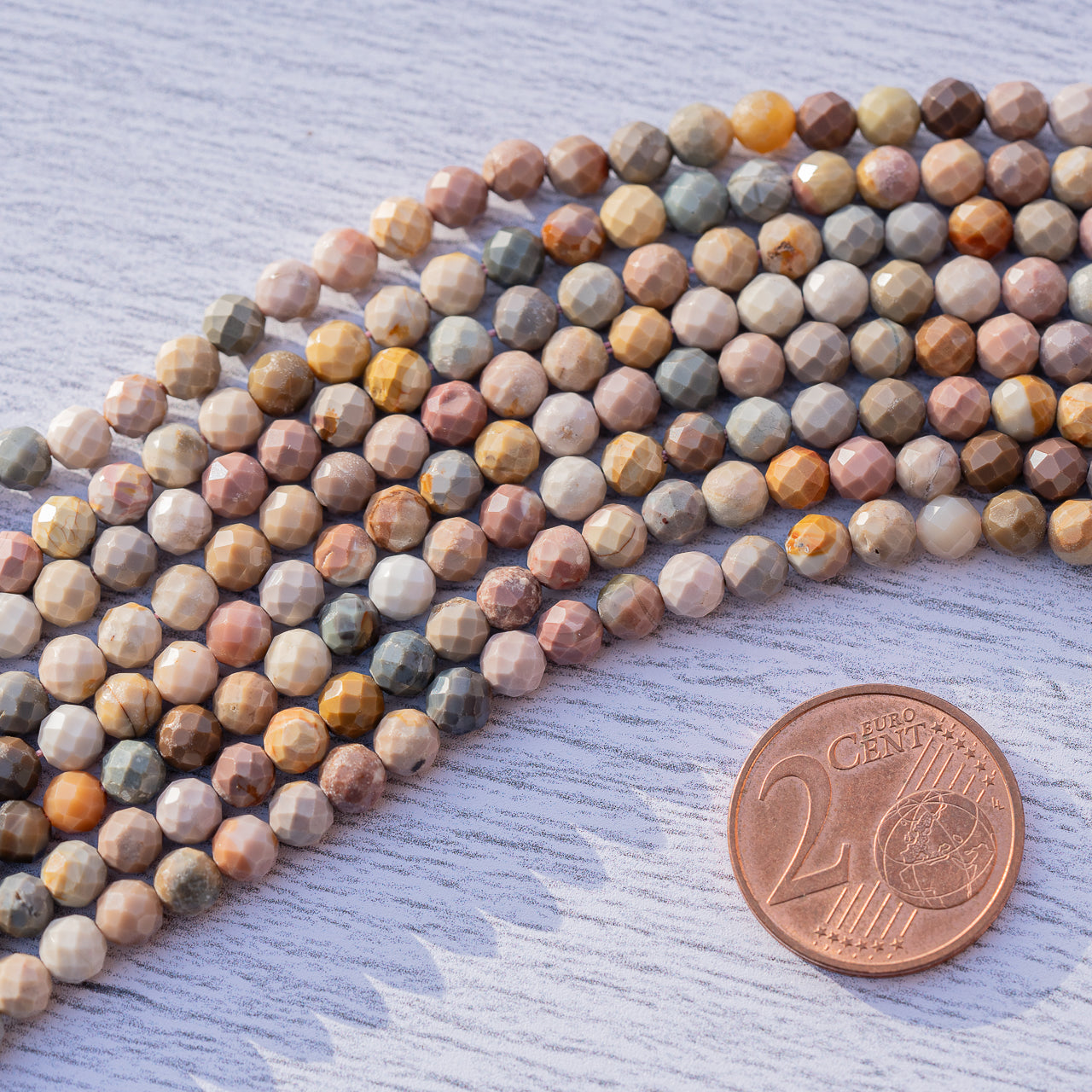 Perles rondes facettes en Agate Alashan de 4 mm ( rang de env 92 perles )