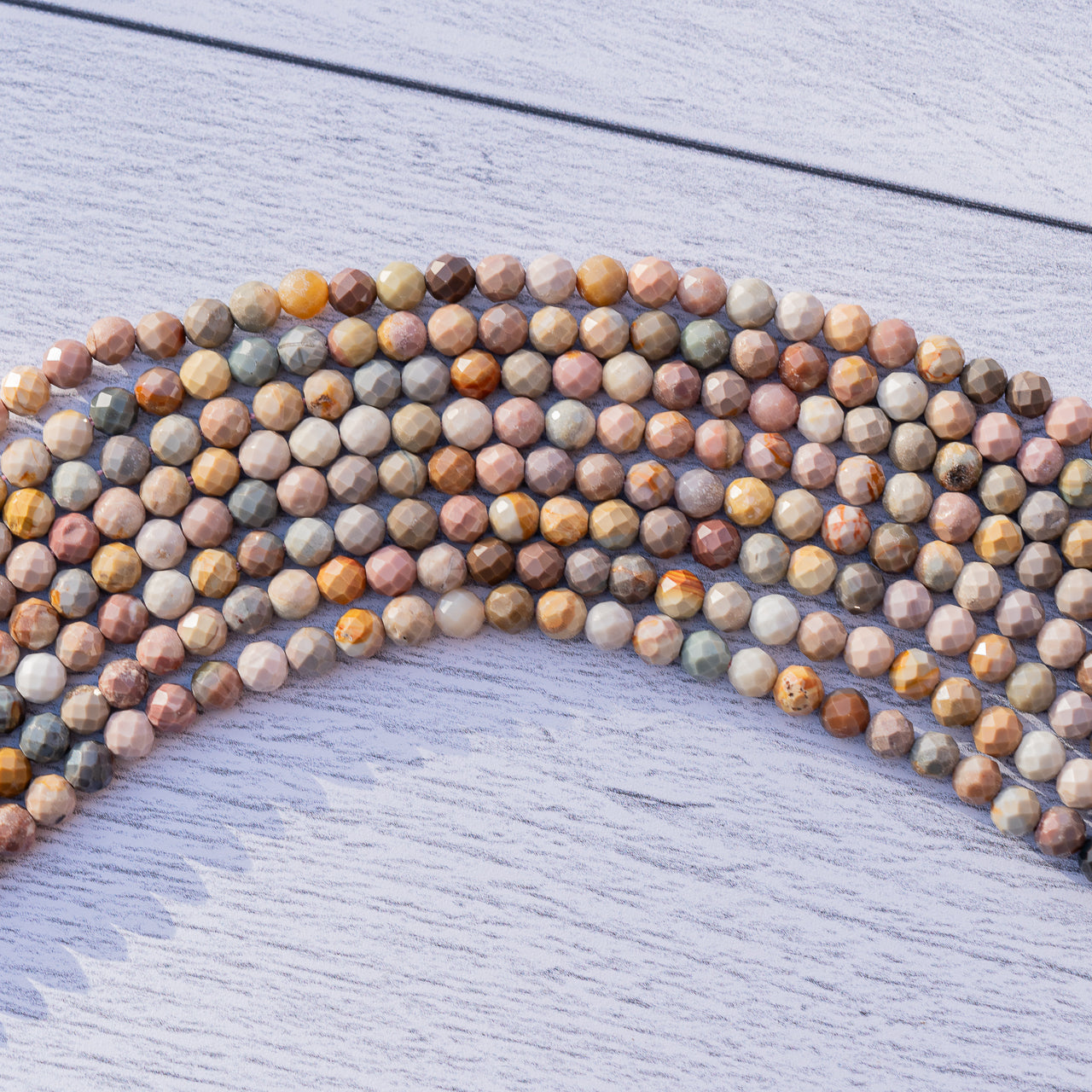 Perles rondes facettes en Agate Alashan de 4 mm ( rang de env 92 perles )