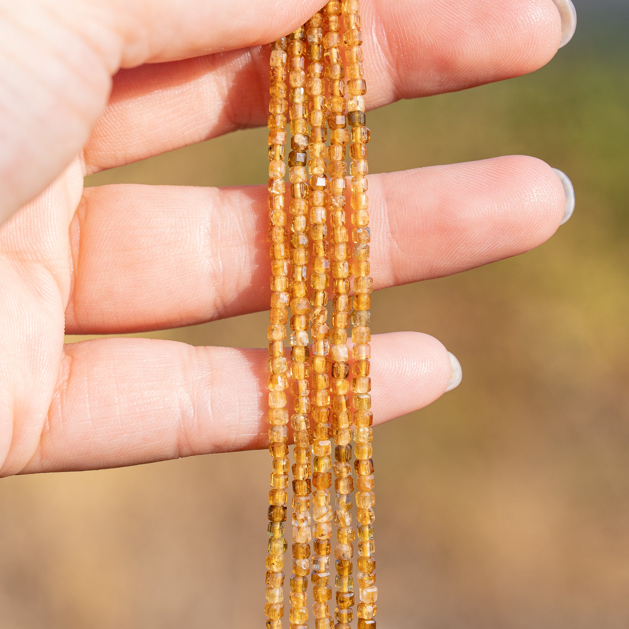 Perles cubes facettes de Tourmaline jaune de 2,5 mm ( rang de env 168 perles )