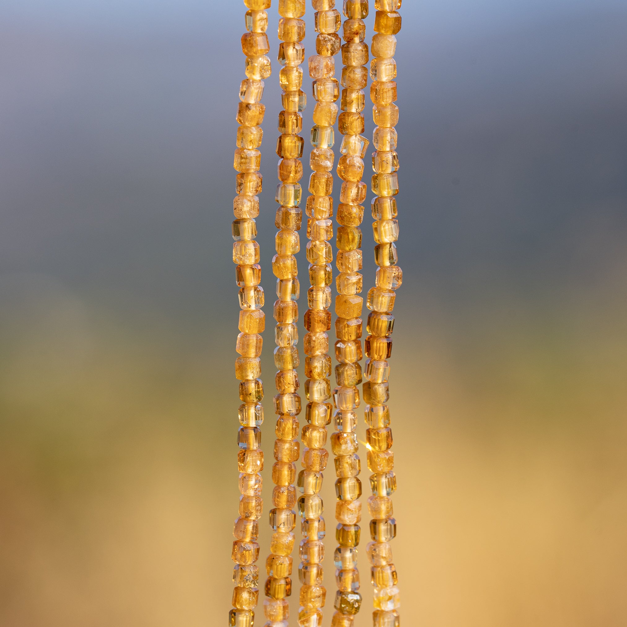 Perles cubes facettes de Tourmaline jaune de 2,5 mm ( rang de env 168 perles )